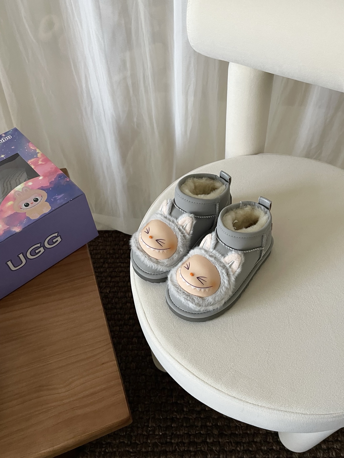 高版本 UGG 拉布布童鞋款 拉布布脸面+头层牛反绒面+羊毛内里+EVA大底 鞋面还原拉布布脸面，采用搪胶工艺，内里采用美利奴羊毛 尺码：25 27 29 31 33-选品中心