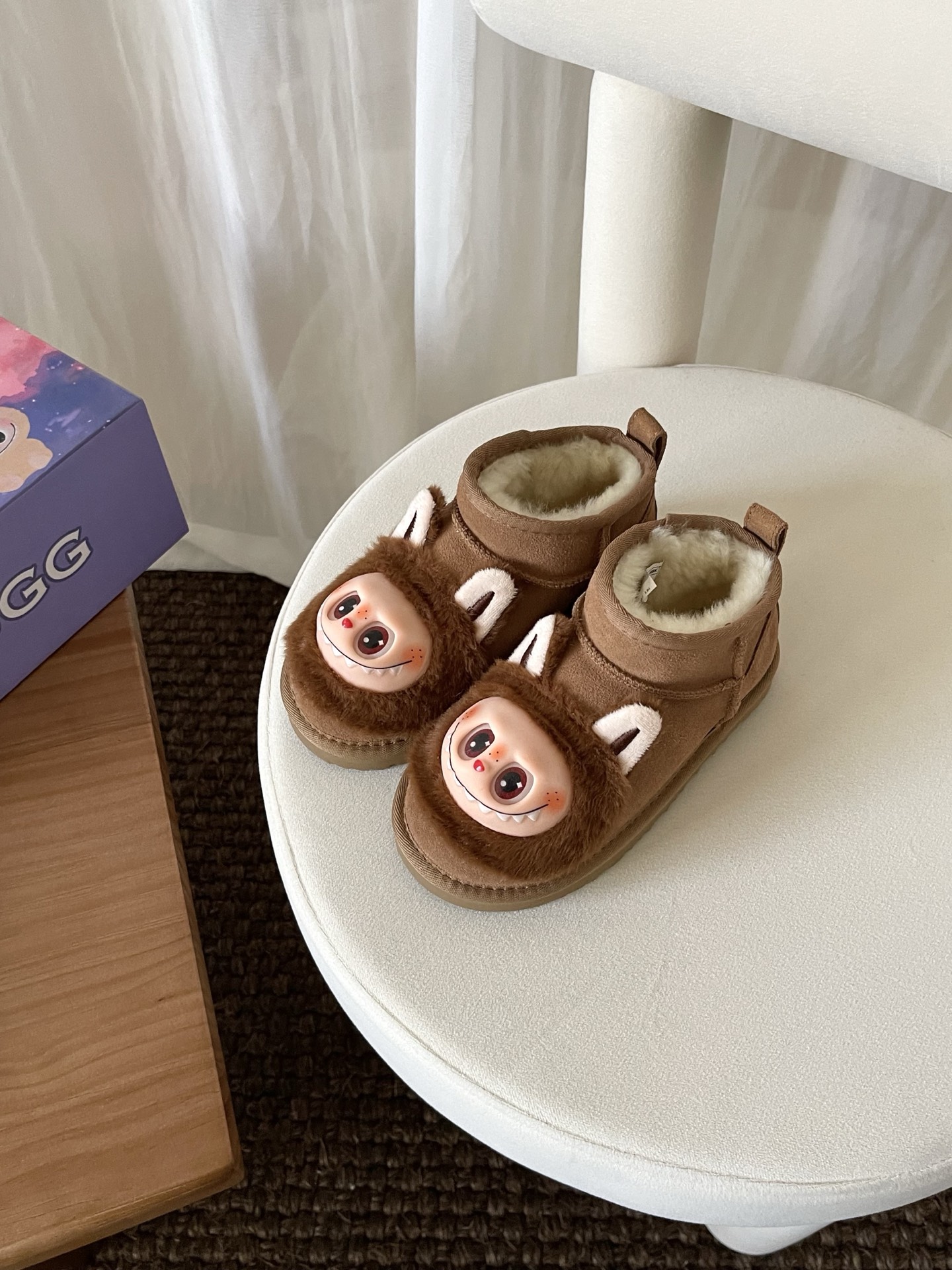 NO:578751,High version of UGG Labbu children's shoes. Labcloth face + first-layer cow suede + wool lining + EVA outsole. The upper restores the Labcloth face, using vinyl technology, and the lining is made of merino wool. Size: 25 27 29 31 33, snow boots, boots,19860909高版本 UGG 拉布布童鞋款 拉布布脸面+头层牛反绒面+羊毛内里+EVA大底 鞋面还原拉布布脸面,采用搪胶工艺,内里采用美利奴羊毛 尺码:25 27 29 31 33,雪地靴,boots,,Children's