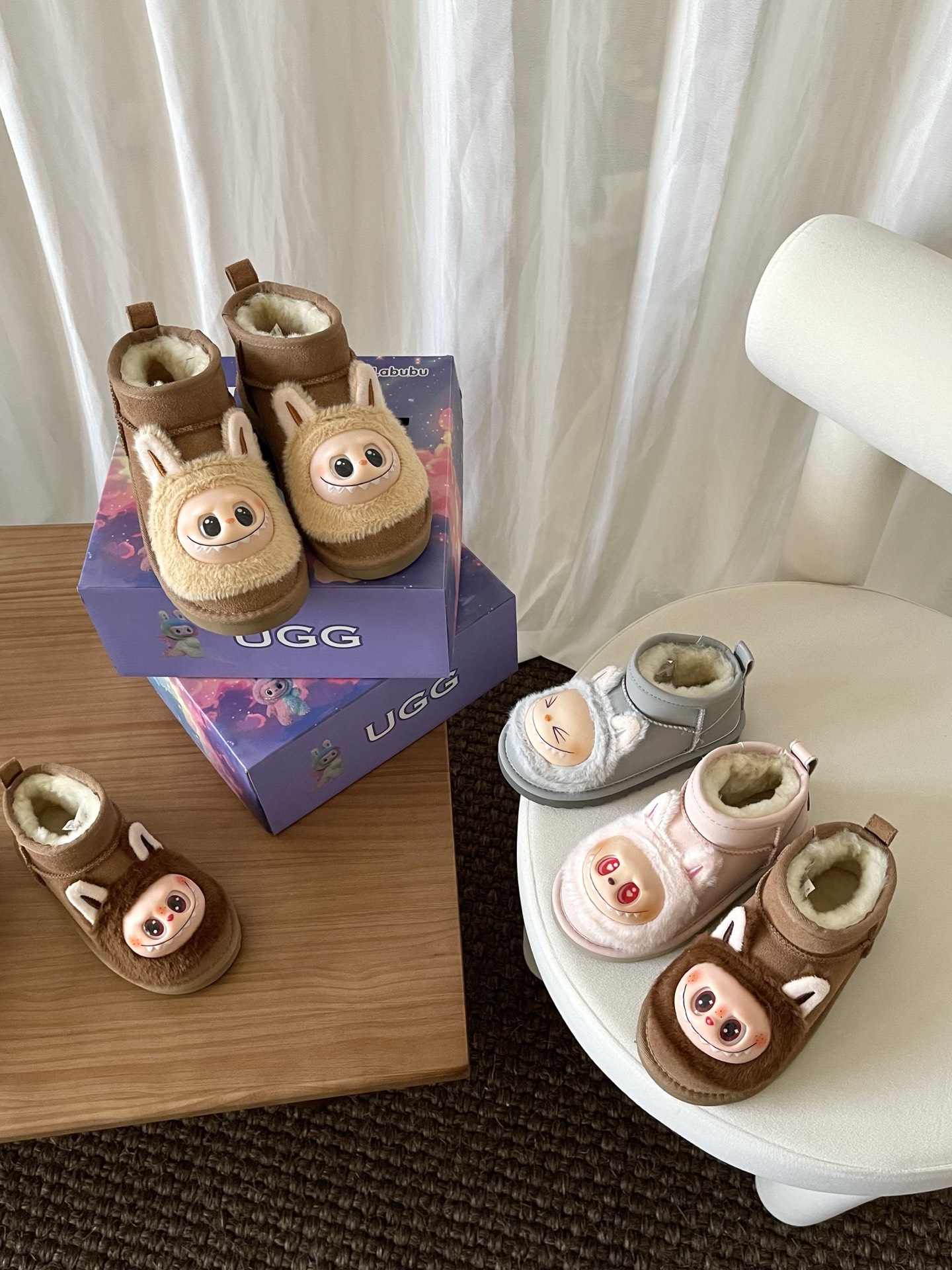 NO:578755,High version of UGG Labbu children's shoes. Labcloth face + first-layer cow suede + wool lining + EVA outsole. The upper restores the Labcloth face, using vinyl technology, and the lining is made of merino wool. Size: 25 27 29 31 33, snow boots, boots,19860909高版本 UGG 拉布布童鞋款 拉布布脸面+头层牛反绒面+羊毛内里+EVA大底 鞋面还原拉布布脸面,采用搪胶工艺,内里采用美利奴羊毛 尺码:25 27 29 31 33,雪地靴,boots,,Children's