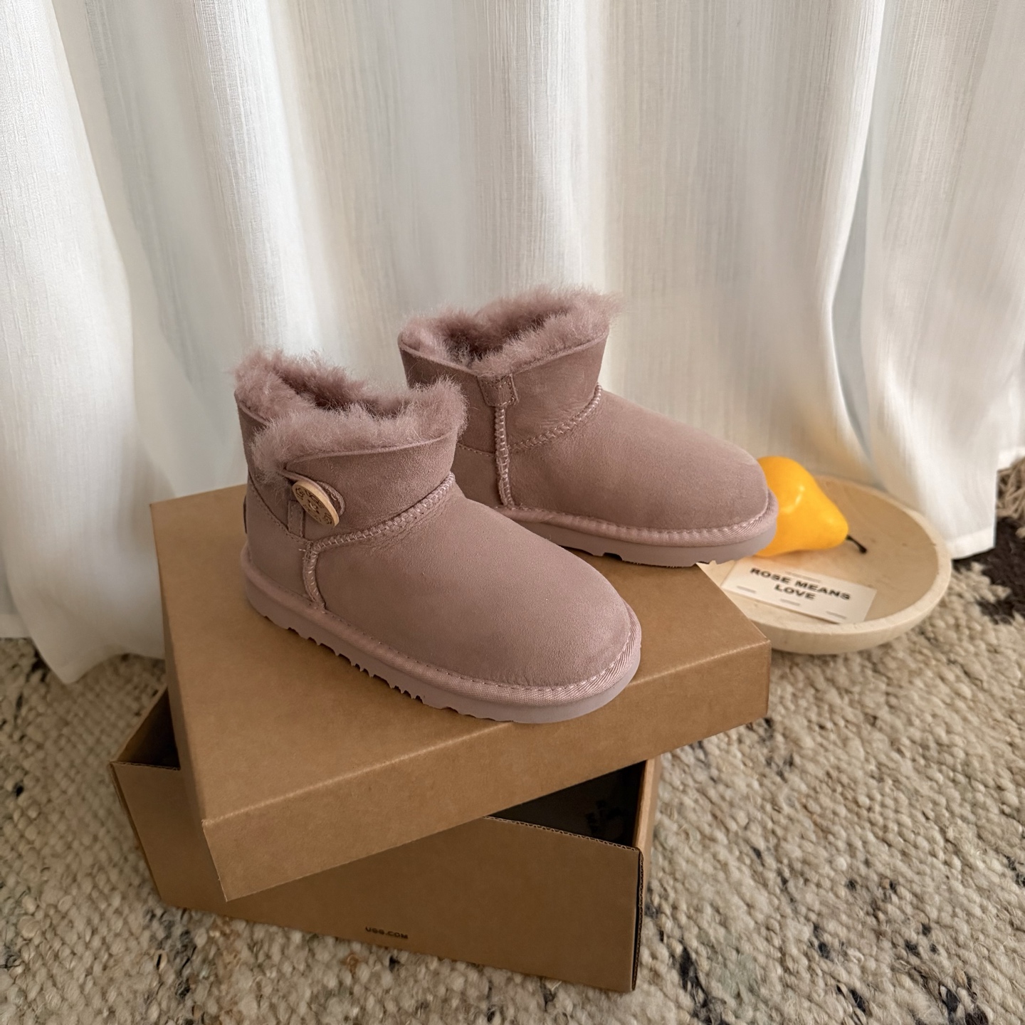 NO:617302,UGG 3352 sheepskin and fur one-piece children's shoes, high-end boutique, classic maroon/twilight pink, closure button, size 25 27 29 31 33, pure sheepskin wool lining + EVA outsole, snow boots, boots, sheepskin,19860909UGG 3352羊皮毛一体童鞋款 高端精品 经典栗色/暮粉色 闭合方式纽扣 尺码25 27 29 31 33 纯羊皮羊毛内里+EVA大底,雪地靴,boots,sheepskin,,Children's
