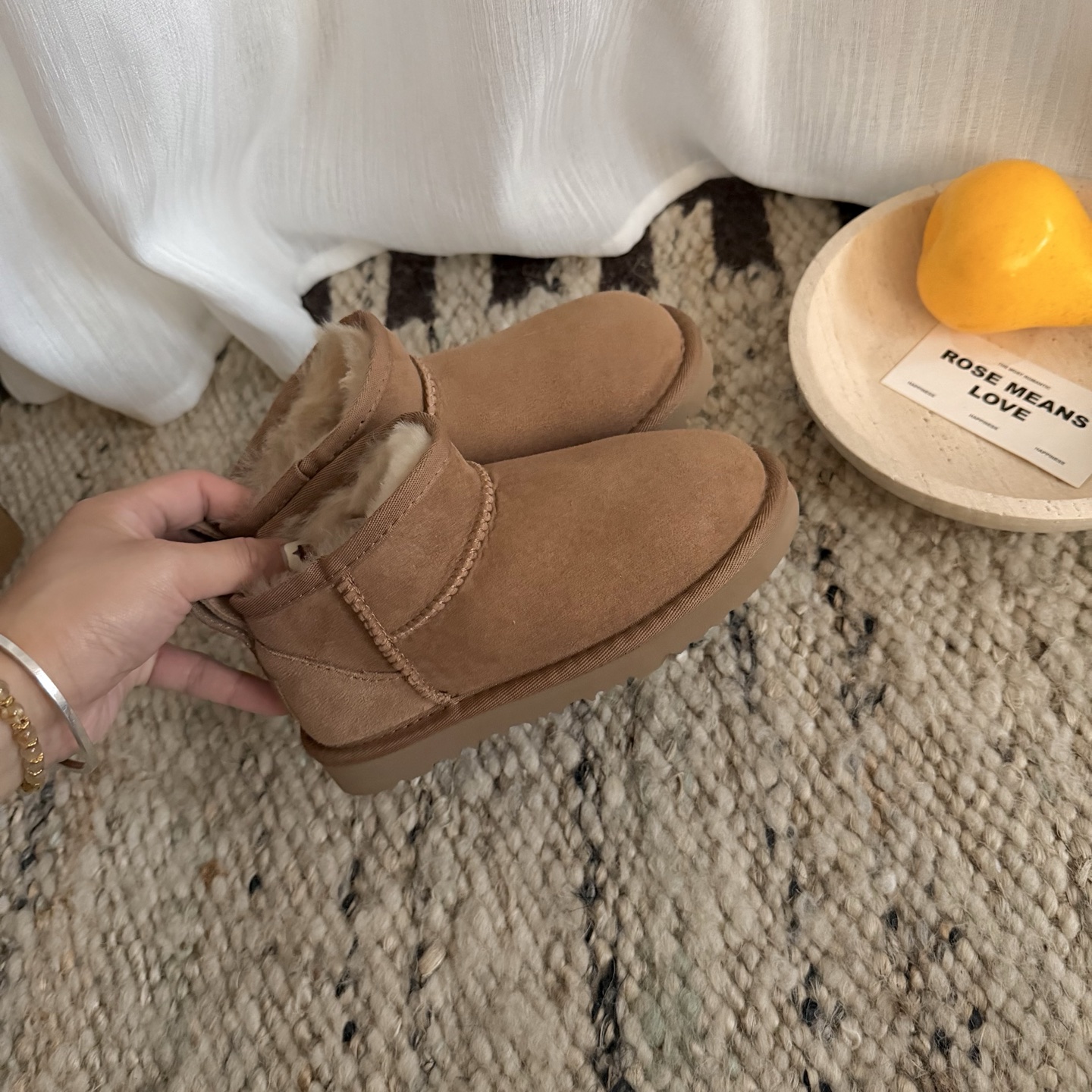 NO:617303,UGG 6109 sheepskin all-in-one children's shoes, high-end boutique, classic maroon/antelope brown, one-leg closure, size 25 27 29 31 33, pure sheepskin wool lining + EVA outsole, snow boots, boots, sheepskin,19860909UGG 6109羊皮毛一体童鞋款 高端精品 经典栗色/羚羊棕 闭合方式一脚蹬 尺码25 27 29 31 33  纯羊皮羊毛内里+EVA大底,雪地靴,boots,sheepskin,,Children's