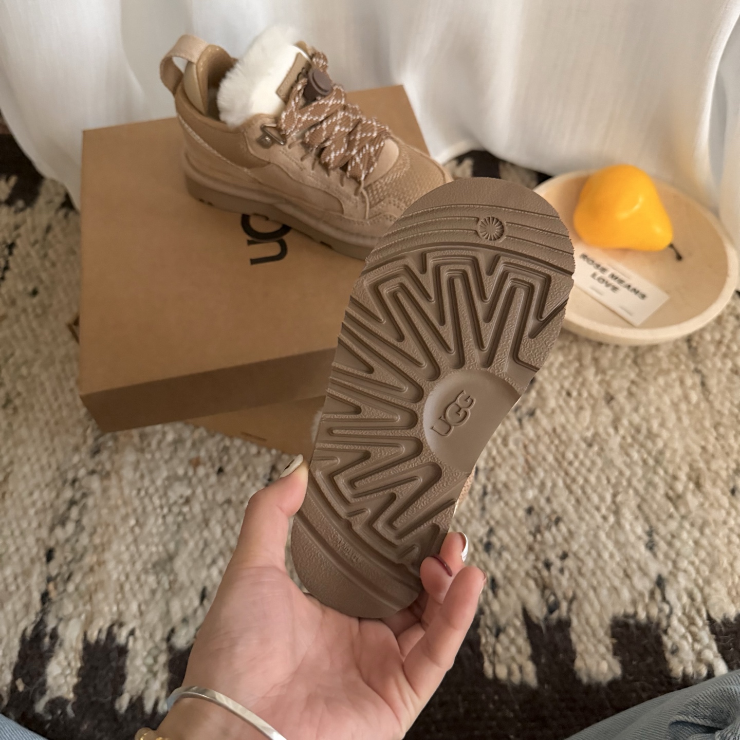 图片[3]-高版本 UGG 梅尔运动童鞋款 头层真牛反+羊毛内里+EVA大底 采用头层真牛皮，纯羊毛柔软亲肤，舒适透气个性时尚 系带松紧扣 尺码：25 27 29 31 33-选品中心