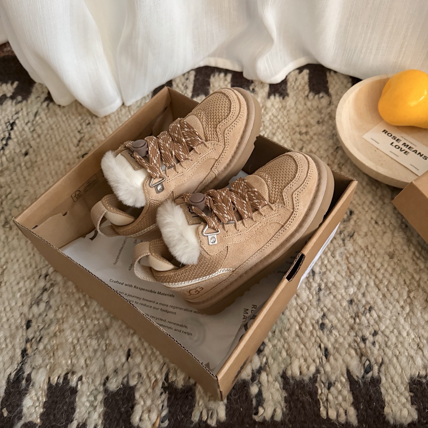 图片[2]-高版本 UGG 梅尔运动童鞋款 头层真牛反+羊毛内里+EVA大底 采用头层真牛皮，纯羊毛柔软亲肤，舒适透气个性时尚 系带松紧扣 尺码：25 27 29 31 33-选品中心