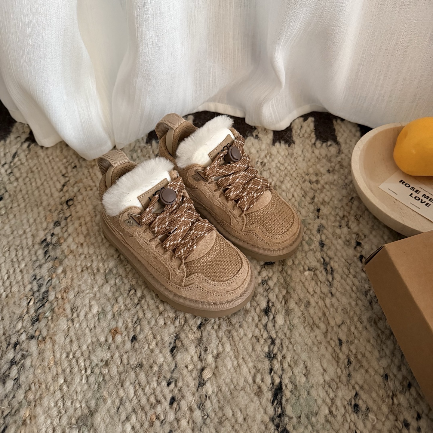 NO:578761,High version of UGG Mel sports shoes for children. Real cowhide top layer + wool lining + EVA outsole. Made of real cowhide leather, pure wool, soft and skin-friendly, comfortable, breathable, personalized and fashionable. Lace-up elastic buckle. Size: 25 27 29 31 33, snow boots, boots, cowhide,19860909高版本 UGG 梅尔运动童鞋款 头层真牛反+羊毛内里+EVA大底 采用头层真牛皮,纯羊毛柔软亲肤,舒适透气个性时尚 系带松紧扣 尺码:25 27 29 31 33,雪地靴,boots,cowhide,,Children's