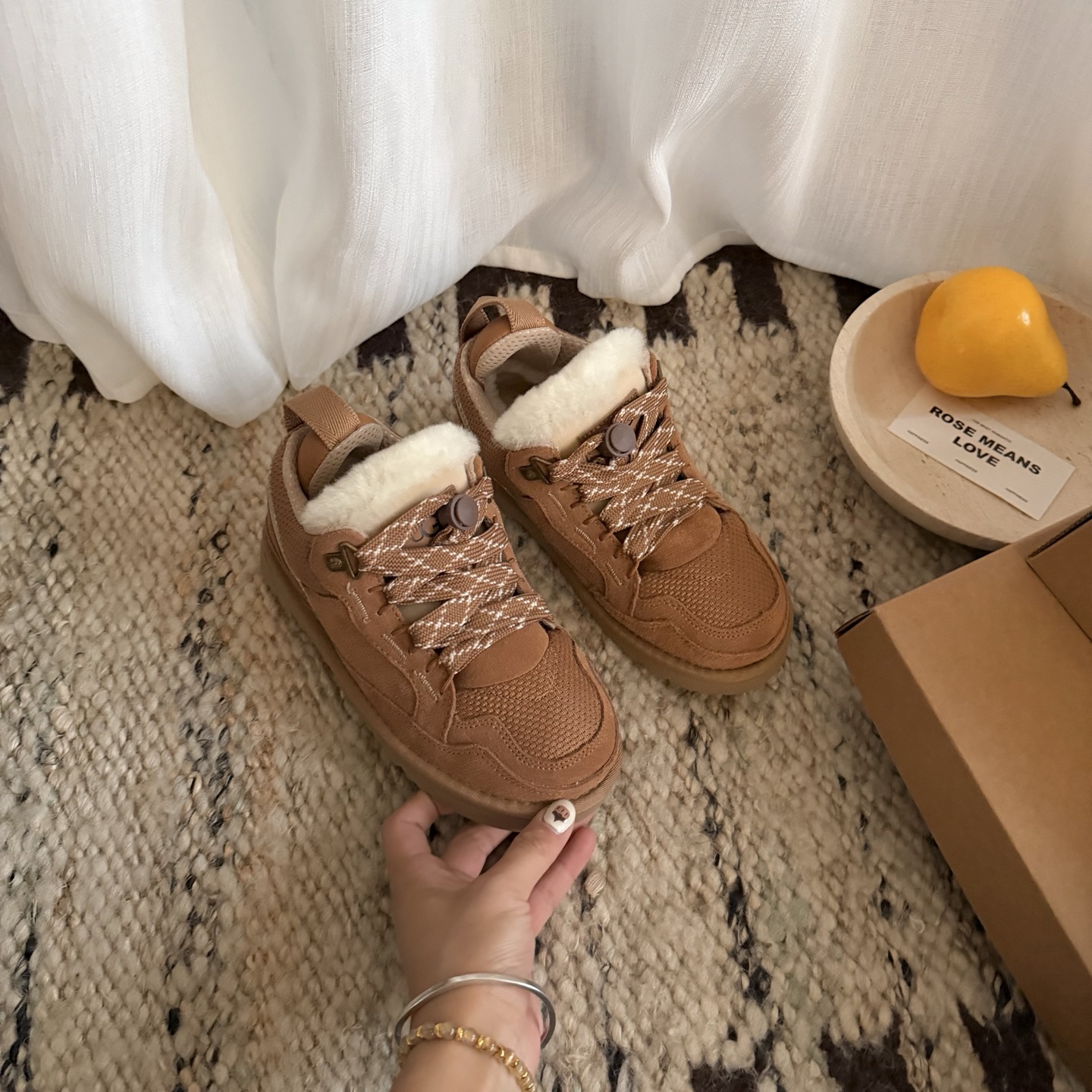 图片[2]-高版本 UGG 梅尔运动童鞋款 头层真牛反+羊毛内里+EVA大底 采用头层真牛皮，纯羊毛柔软亲肤，舒适透气个性时尚 系带松紧扣 尺码：25 27 29 31 33-选品中心