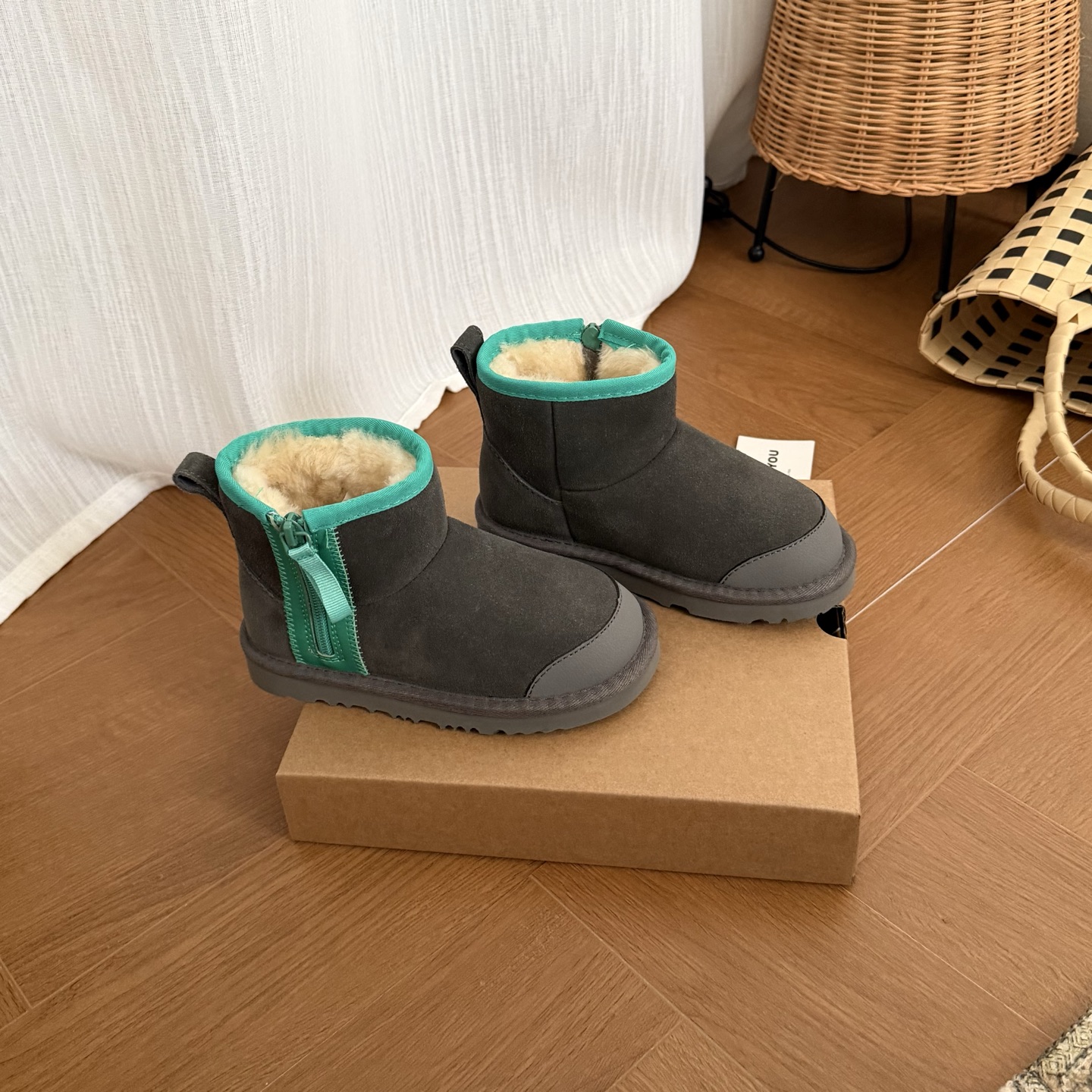 图片[3]-高版本 UGG 包头拼色童鞋雪地靴 头层真牛反+羊毛内里+EVA大底 采用侧拉链设计穿脱更方便，拼色亮眼，包头防踢脚 尺码：25 27 29 31 33-选品中心