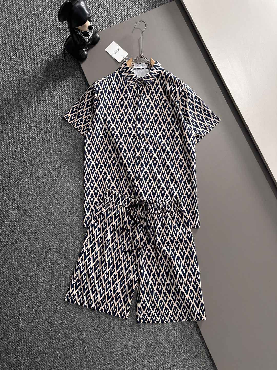 NO:840243,Valentino 26 new summer style lapel short-sleeved shorts shirt suit, high-end version!  Customized fabrics with high breathability and comfort. Impeccable details. Reflect high quality. Delicate and soft feel. Casual tailoring. Excellent upper body fit. Size: M-3XL, valentino, shorts, shirts, T-shirt,19860909华伦天奴 26夏季新款翻领短袖短裤衬衣衬衫套装,高端版本！定制面料 透气舒适度高 细节无可挑剔 体现高品质.手感细腻柔软 呈现休闲裁剪 上身版型超好 码数M-3XL,,valentino,shorts,shirts,T-shirt,,Men's clothing