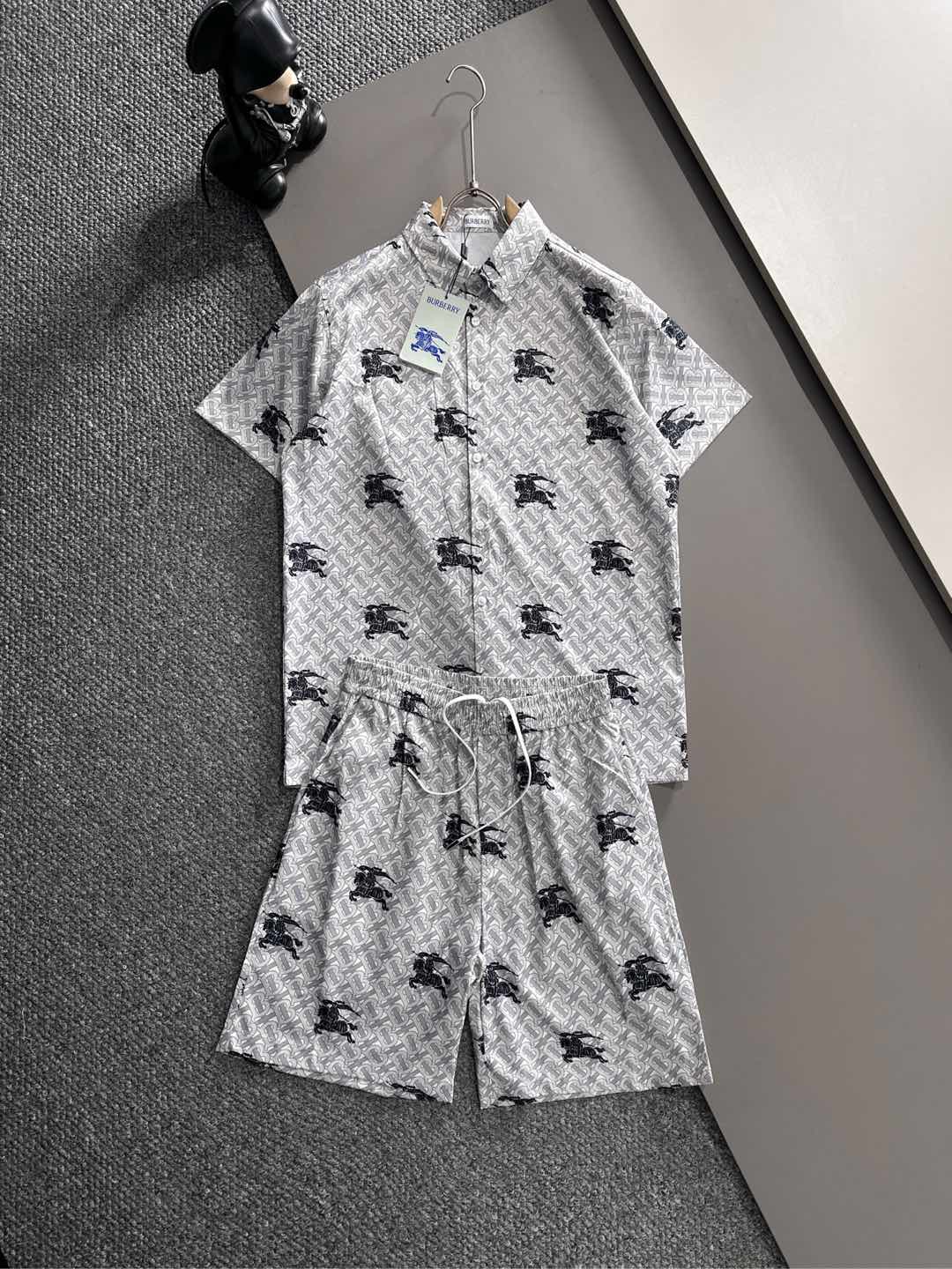 NO:840255,Burberry BBR 26 new summer lapel short-sleeved shorts shirt suit, high-end version!  Customized fabrics with high breathability and comfort. Impeccable details. Reflect high quality. Delicate and soft feel. Casual tailoring. Excellent upper body fit. Size: M-3XL, burberry, shorts, shirts, T-shirt,19860909巴宝莉 BBR 26夏季新款翻领短袖短裤衬衣衬衫套装,高端版本！定制面料 透气舒适度高 细节无可挑剔 体现高品质.手感细腻柔软 呈现休闲裁剪 上身版型超好 码数M-3XL,,burberry,shorts,shirts,T-shirt,,Men's clothing