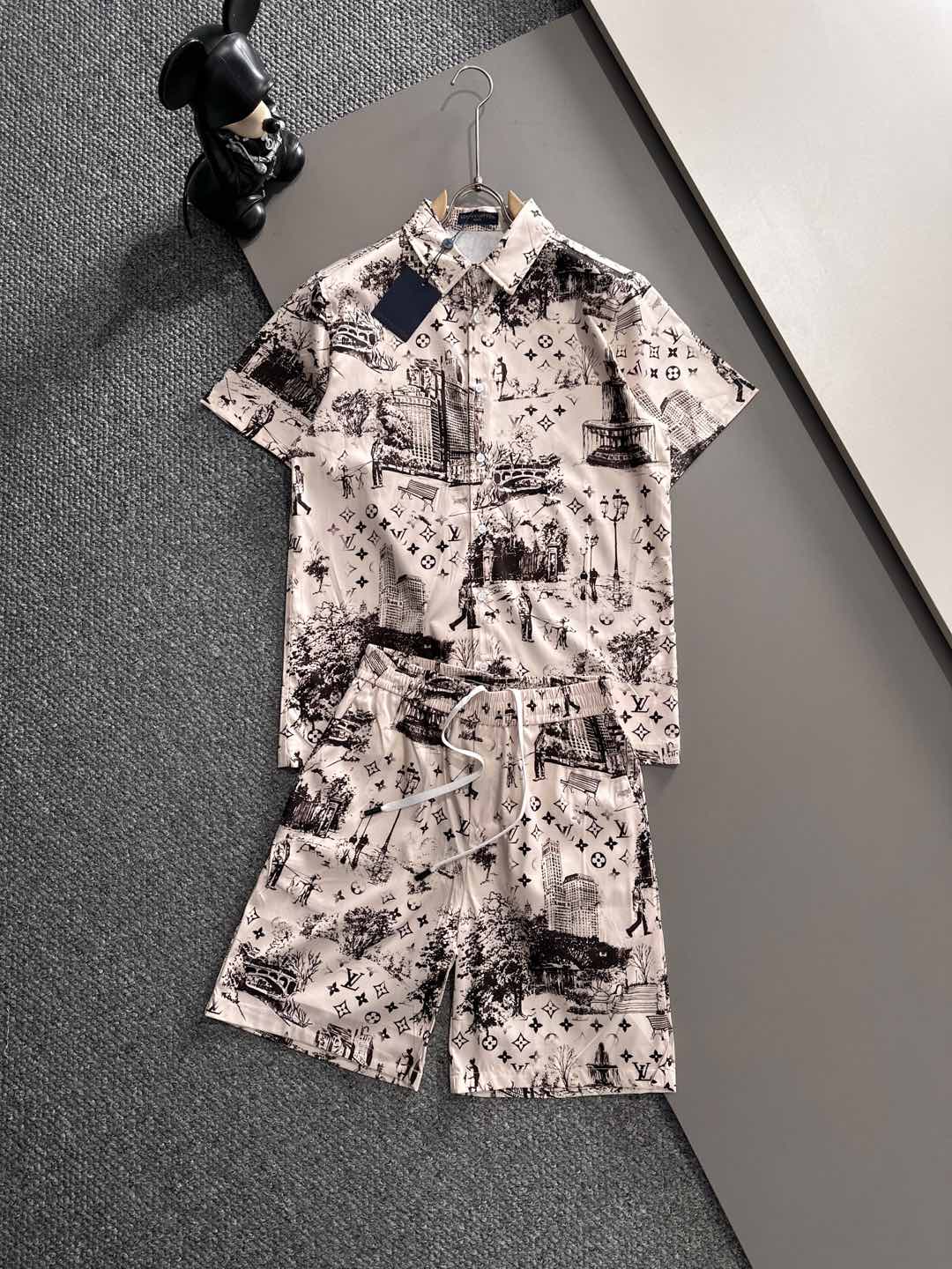 NO:840247,LV Louis Vuitton 26 summer new lapel short-sleeved shorts shirt suit, high-end version!  Customized fabrics with high breathability and comfort. Impeccable details reflect high quality. Delicate and soft feel. Casual tailoring. Super good upper body. Size M-3XL,,louis vuitton,louis vuitton,shorts,shirts,T-shirt,19860909LV 路易威登 26夏季新款翻领短袖短裤衬衣衬衫套装,高端版本！定制面料 透气舒适度高 细节无可挑剔 体现高品质.手感细腻柔软 呈现休闲裁剪 上身版型超好 码数M-3XL,,louis vuitton,louis vuitton,shorts,shirts,T-shirt,,Men's clothing