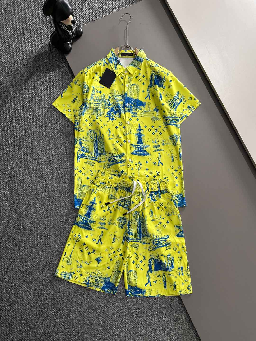 NO:150778,2025 Summer New Louis Printed Lapel Short Sleeve Shirt Set, High-end Version!  Custom fabric, breathable and comfortable, impeccable details, high quality. It feels delicate and soft, and presents casual cut. The upper body is super good. Number of sizes M-3XL,,louis vuitton,louis vuitton,T-shirt,alexander wang198609092025 夏季新款Louis 路易 印花翻领短袖衬衣套装,高端版本！定制面料 透气舒适度高 细节无可挑剔 体现高品质.手感细腻柔软 呈现休闲裁剪 上身版型超好 码数M-3XL,,louis vuitton,louis vuitton,T-shirt,alexander wang,Men's clothing