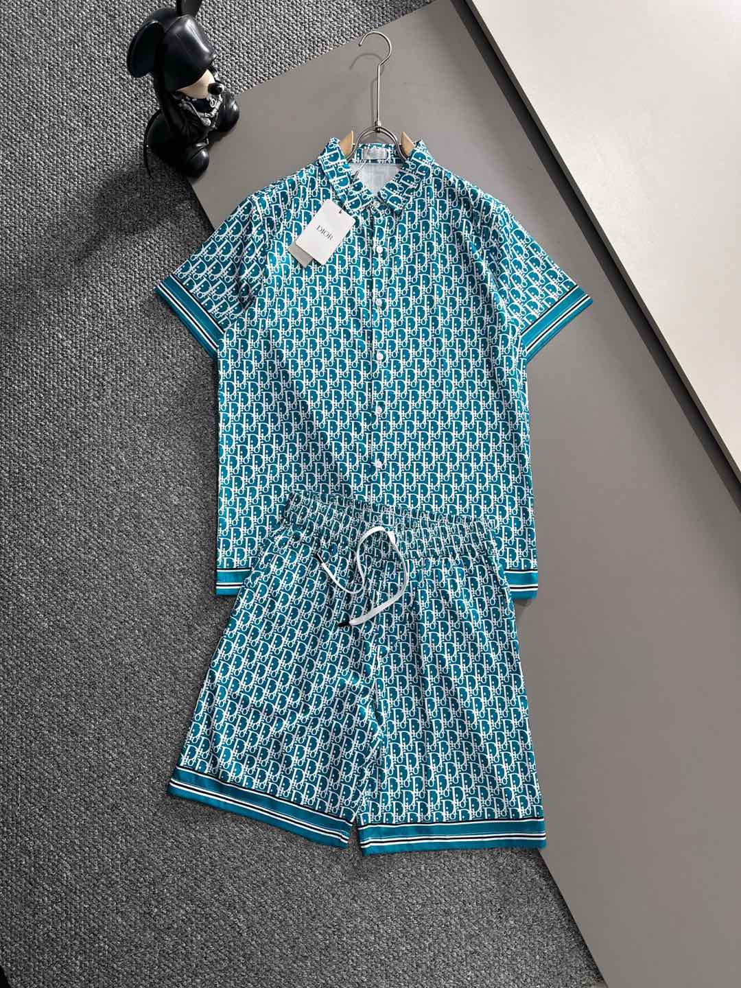 NO:150782,2025 Summer New Dior Printed Lapel Short Sleeve Shirt Set, High-end Version!  Custom fabric, breathable and comfortable, impeccable details, high quality, delicate and soft feel, casual cut, super good upper body shape, M-3XL,,dior,dior,T-shirt,alexander wang198609092025 夏季新款Dior 迪奥 印花翻领短袖衬衣套装,高端版本！定制面料 透气舒适度高 细节无可挑剔 体现高品质.手感细腻柔软 呈现休闲裁剪 上身版型超好 码数M-3XL,,dior,dior,T-shirt,alexander wang,Men's clothing