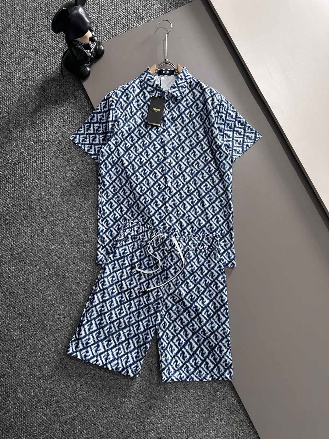 NO:840239,Fendi Fendi 26 new summer lapel short-sleeved shorts shirt suit, high-end version!  Customized fabrics with high breathability and comfort. Impeccable details reflect high quality. It feels delicate and soft. It presents casual tailoring. The upper body has a super good fit. Size M-3XL,,fendi,fendi,shorts,shirts,T-shirt,19860909芬迪 Fendi 26夏季新款翻领短袖短裤衬衣衬衫套装,高端版本！定制面料 透气舒适度高 细节无可挑剔 体现高品质.手感细腻柔软 呈现休闲裁剪 上身版型超好 码数M-3XL,,fendi,fendi,shorts,shirts,T-shirt,,Men's clothing