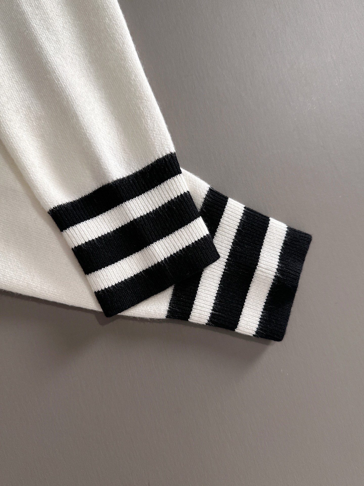 Prada Striped Trim Wool Sweater Classic Fit - M to XXXL Winter/Fall 7 i1754476904375 1129 0 2