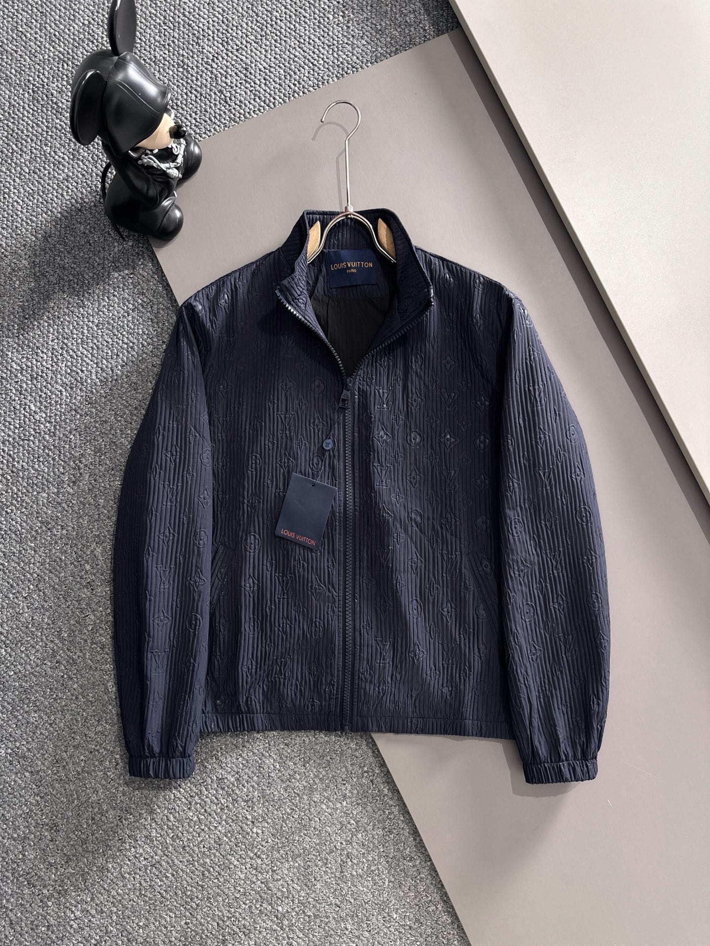 NO:624882,LV Lujia 2025 Autumn and Winter Hot-selling windbreaker jacket Full body embossed technology Original customized waterproof fabric Hardware Classic and versatile Color: black blue gray Size: M-3XL,,louis vuitton,louis vuitton,louis vuitton,jackets & coats,alexander wang19860909LV 驴家 2025秋冬 爆款风衣外套 全身压花工艺 原版定制防水面料 五金 经典百搭 颜色:黑 蓝 灰 码数:M-3XL,,louis vuitton,louis vuitton,louis vuitton,jackets & coats,alexander wang,Men's clothing