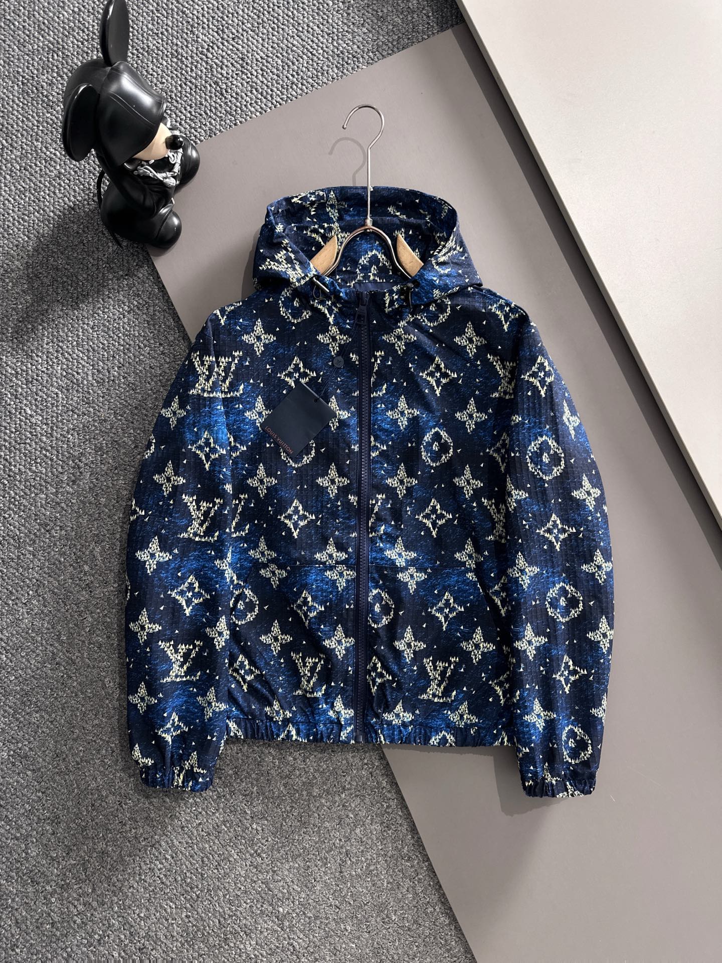 NO:520545,LV brand *Donkey 2025 autumn and winter jacket Top blue full-frame presbyterian printed zipper metal original jacket, exquisite craftsmanship counter fabric, top-level elements fusion creation, classic jacket 3 standards, trendy men's fashion, both on the comfort of the upper body and incomparable existence. Code number M-3XL,, louis vuitton, louis vuitton, louis vuitton, jackets & coats, jackets & coats, alexander wang19860909LV牌*驴家 2025秋冬外套 顶级蓝色满幅老花印花拉链金属原版打造夹克外套,精致工艺专柜面料,顶级元素融合打造,经典外套3标齐全,潮男时尚,无论是上身舒适度还是都是无可比拟的存在 码数M-3XL,,louis vuitton,louis vuitton,louis vuitton,jackets & coats,jackets & coats,alexander wang,Men's clothing