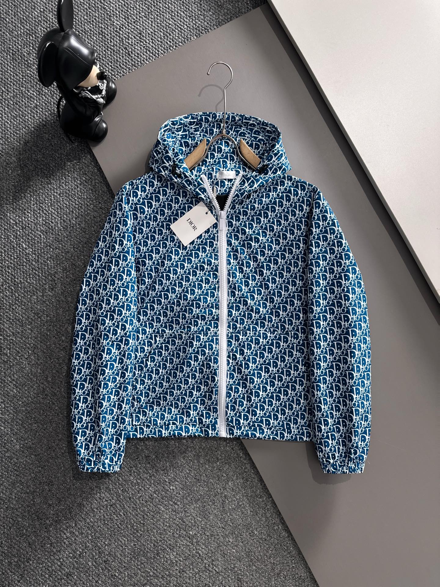 NO:521675,Dior 2025 autumn and winter jacket top blue full-frame presbyterian printed zipper metal original jacket, exquisite craftsmanship counter fabric, top-level elements fusion, classic jacket 3 standards, trendy men's fashion, both in comfort and incomparable existence. Code M-3XL, dior, dior, jackets & coats, jackets & coats, alexander wang19860909迪奥Dior 2025秋冬外套 顶级蓝色满幅老花印花拉链金属原版打造夹克外套,精致工艺专柜面料,顶级元素融合打造,经典外套3标齐全,潮男时尚,无论是上身舒适度还是都是无可比拟的存在 码数M-3XL,,dior,dior,jackets & coats,jackets & coats,alexander wang,Men's clothing