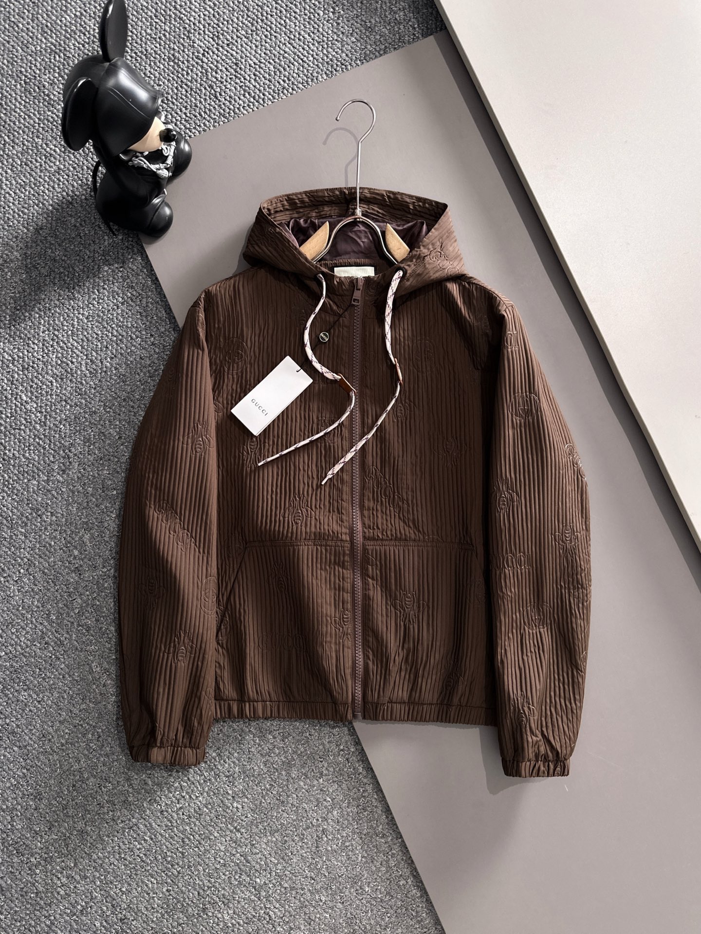 NO:521669,Gucci Gucci 2025 autumn and winter hot coat windbreaker full body embossing process Original customized waterproof fabric Hardware Classic versatile Color: Black White Brown Size: M-3XL, gucci,gucci,jackets & coats,alexander wang19860909古驰Gucci 2025秋冬 爆款外套风衣 全身压花工艺 原版定制防水面料 五金 经典百搭 颜色: 黑 白 棕 码数:M-3XL,,gucci,gucci,jackets & coats,alexander wang,Men's clothing