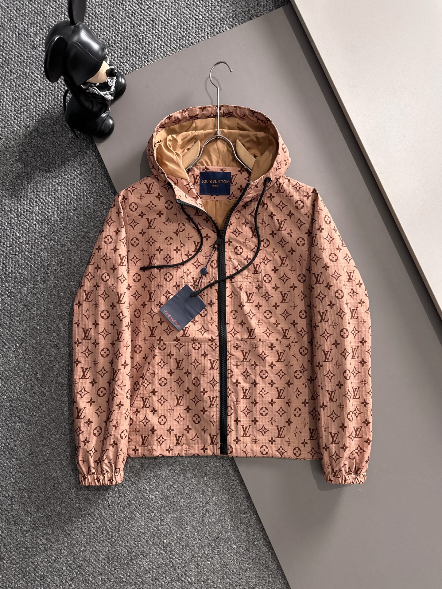 NO:520542,LV Donkey 2025 Autumn and Winter 2025 Hot Jacket Wind Coat Classic Fighter Original Customized Waterproof Fabric Hardware Classic versatile Color: Black Brown Number of Sizes: M-3XL,,louis vuitton,louis vuitton,louis vuitton,jackets & coats,alexander wang19860909LV 驴家 2025秋冬 爆款外套风衣 经典中的战斗机 原版定制防水面料 五金 经典百搭 颜色:黑 棕 码数:M-3XL,,louis vuitton,louis vuitton,louis vuitton,jackets & coats,alexander wang,Men's clothing