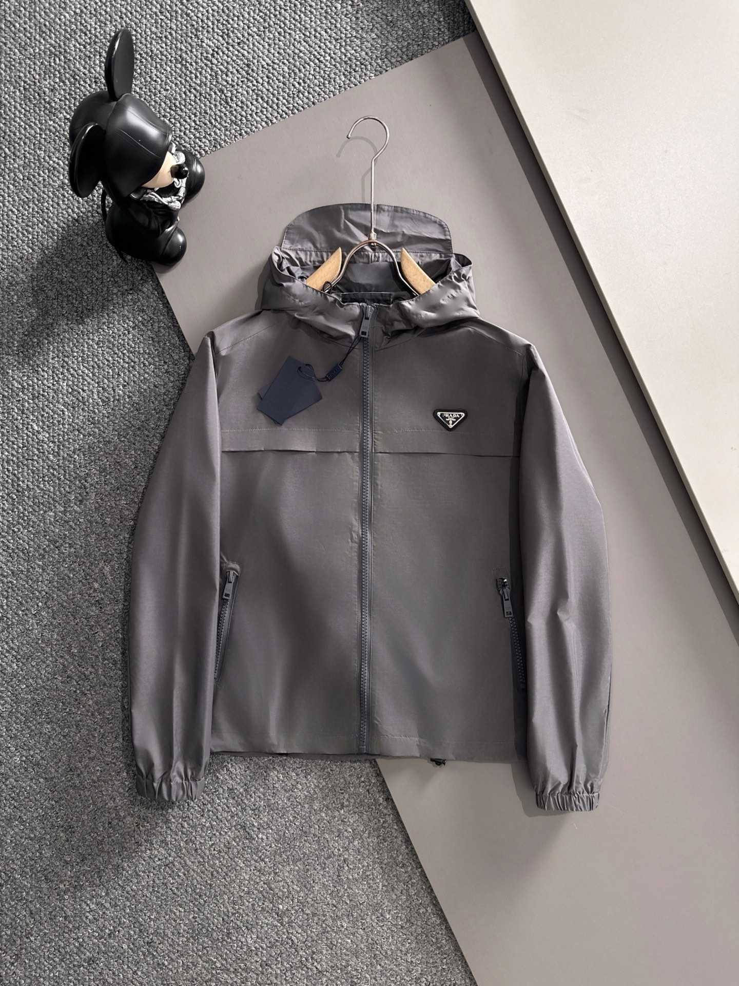 NO:521663,Prada 2025 new early autumn model is available, original single product, imported Italian fabrics, fashionable jackets and windbreakers, the upper body is more casual and generous, the counter original hardware is luxurious and high-end customized accessories, classic triangle embellishment design, original auxiliary materials, extreme luxury, soft and comfortable, the upper body is handsome!  Suitable for any scene Color: black gray Number of codes: M-3XL, prada, jackets & coats, jackets & coats, alexander wang19860909普拉达 2025早秋新款上市 原单狠货 意大利进口面料时尚夹克风衣外套 上身更随意大方 专柜原版五金奢华高档定制配饰新作 经典三角标点缀设计 原版辅料 奢华极致 柔软舒适 上身爆帅！适合任意场景 颜色:黑 灰 码数:M-3XL,,prada,jackets & coats,jackets & coats,alexander wang,Men's clothing