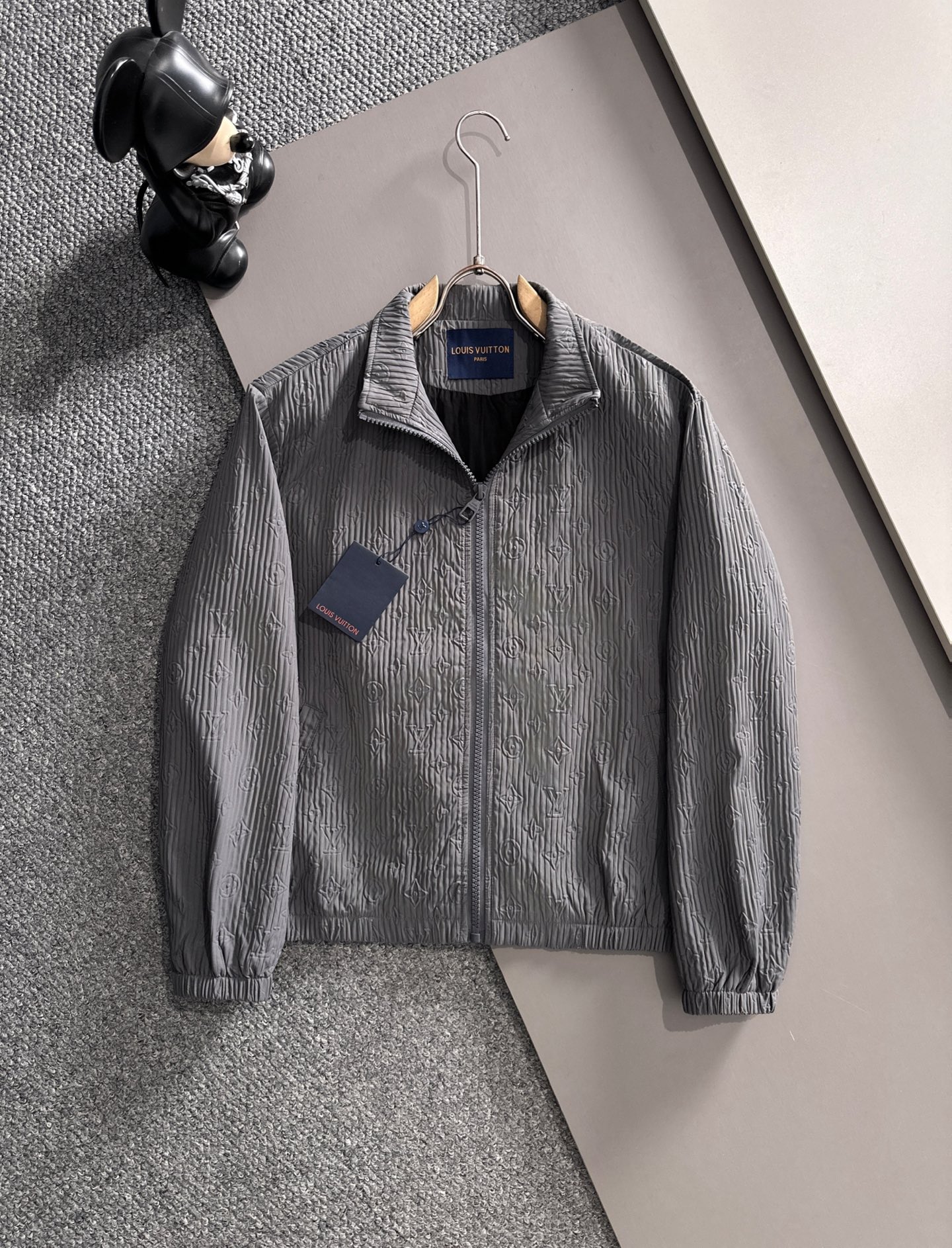 NO:521658,LV Donkey 2025 Autumn and Winter 2025 Hot Trench Coat Jacket Full Body Embossing Process Original Customized Waterproof Fabric Hardware Classic and Versatile Color: Black Blue Gray Number of Codes: M-3XL,,louis vuitton,louis vuitton,louis vuitton,jackets & coats,alexander wang19860909LV 驴家 2025秋冬 爆款风衣外套 全身压花工艺 原版定制防水面料 五金 经典百搭 颜色:黑 蓝 灰 码数:M-3XL,,louis vuitton,louis vuitton,louis vuitton,jackets & coats,alexander wang,Men's clothing