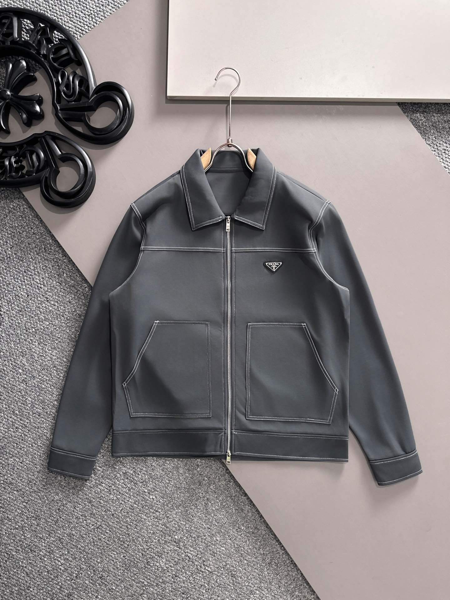 NO:513605,PA**ADA 2025 new jacket jacket!  This year's new counter products, cool and handsome men's fashion and urban style, with customized fabrics, which are not comparable to ordinary fabrics. Very charming design, very detailed, and it is very difficult to make such a textured fabric. It is a very technical one. Details determine the high-end. The minimalist design elements of the season, a must-have item for trendy men, and a perfect version. Highly recommended!  Color. Black Starry Grey Size m-3xl,,jackets & coats,jackets & coats,alexander wang19860909PA**ADA 2025新款 夹克外套！今年的专柜新品,男士帅酷爆款 时尚都市百搭款,特供定制面料,不是一般面料所能对比的产品.非常极具魅力的设计,细节非常到位,这么有质感面料做出来非常有难度,要非常讲究技术的一款,细节决定高端.极简当季的设计元素,潮男必备单品,完美版型,强烈推荐！ 颜色.黑色 星空灰 尺码m-3xl,,jackets & coats,jackets & coats,alexander wang,Men's clothing