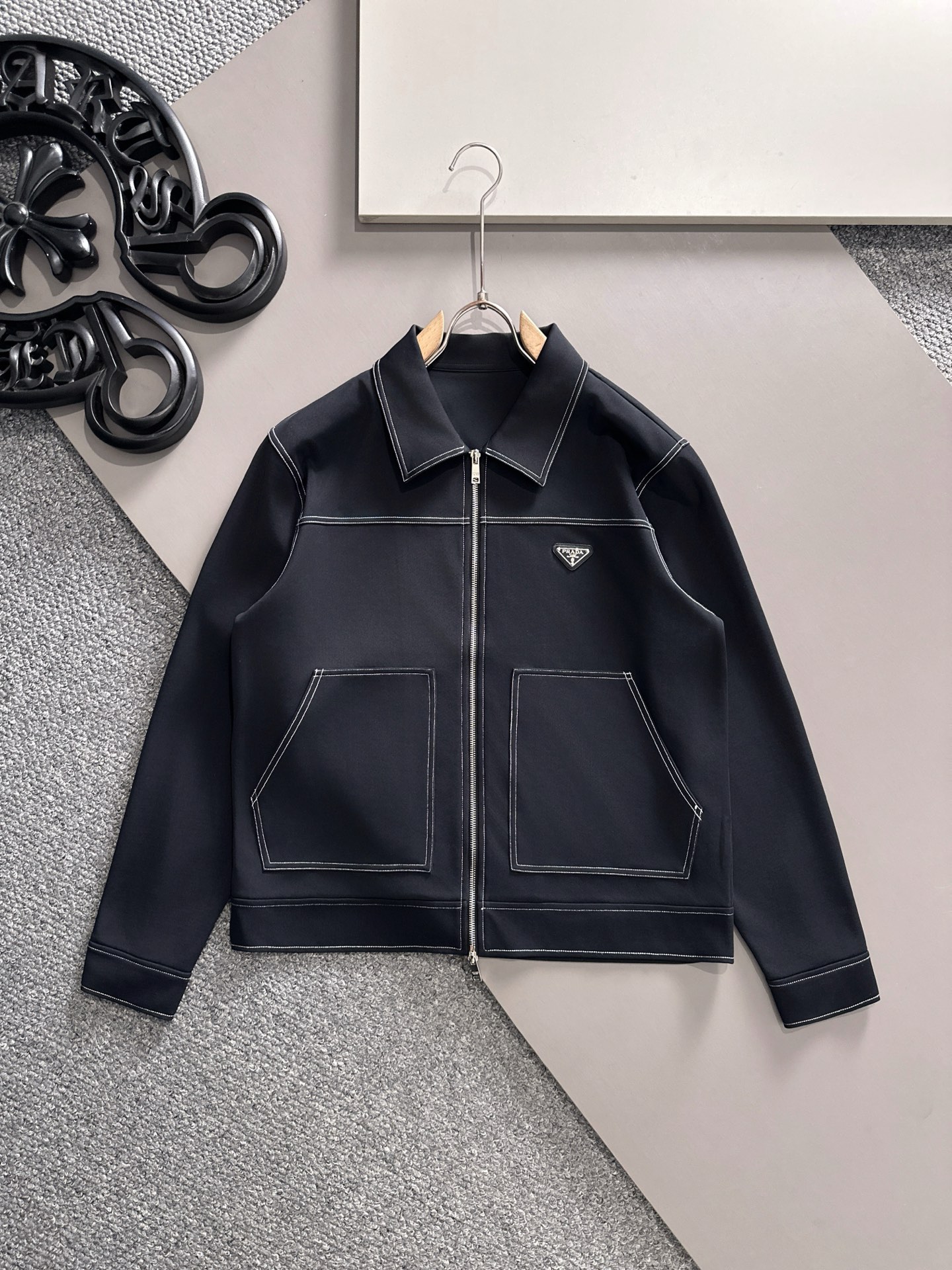 NO:513608,PA**ADA 2025 new jacket jacket!  This year's new counter products, cool and handsome men's fashion and urban style, with customized fabrics, which are not comparable to ordinary fabrics. Very charming design, very detailed, and it is very difficult to make such a textured fabric. It is a very technical one. Details determine the high-end. The minimalist design elements of the season, a must-have item for trendy men, and a perfect version. Highly recommended!  Color. Black Starry Grey Size m-3xl,,jackets & coats,jackets & coats,alexander wang19860909PA**ADA 2025新款 夹克外套！今年的专柜新品,男士帅酷爆款 时尚都市百搭款,特供定制面料,不是一般面料所能对比的产品.非常极具魅力的设计,细节非常到位,这么有质感面料做出来非常有难度,要非常讲究技术的一款,细节决定高端.极简当季的设计元素,潮男必备单品,完美版型,强烈推荐！ 颜色.黑色 星空灰 尺码m-3xl,,jackets & coats,jackets & coats,alexander wang,Men's clothing