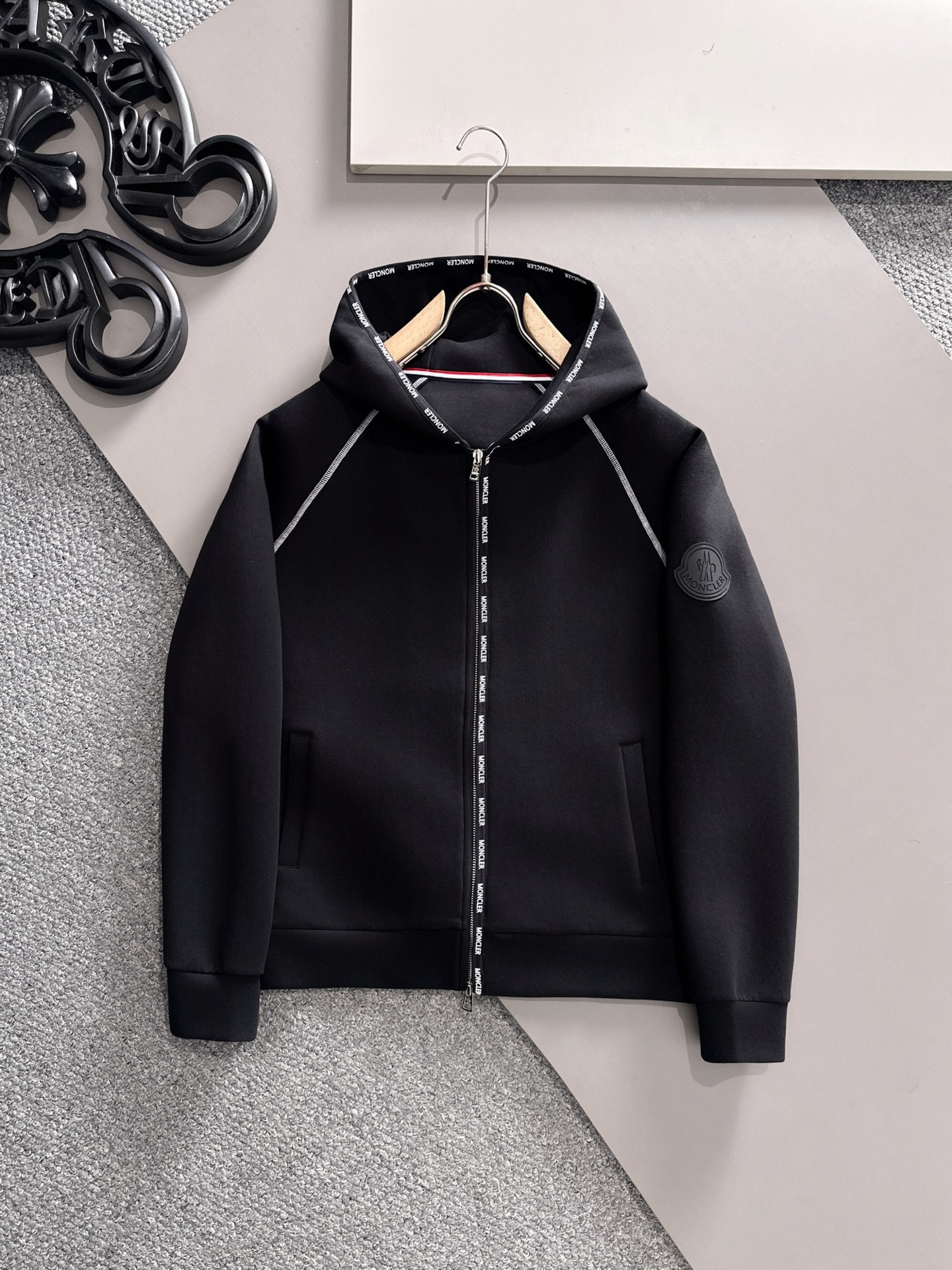 NO:513593,Counter [MONCLER] 2025ss new casual jacket!  The counter is synchronized. The details are exquisite and high-end, and the brand logo is full of high-end feel. The custom fabric shows more youthful and energetic. Customized high-end fabrics are crisp and stylish on the upper body, comfortable and not tight. The customized metal logo zipper is very classy, ​​and the clean and neat tailoring is full of urban style. Just wear it. It is the first choice for high-end fashion fashion people. The upper body effect is super good!  Code number M-3XL, Jackets & coats,alexander wang19860909专柜【MONCLER】蒙**口 2025ss新款休闲外套！专柜同步.细节精致高级,品牌logo压胶高级感满满.定织面料更显年轻活力,定制高端面料,上身挺括有型,舒适不紧绷.定制金属logo拉链非常有档次,干净利落的剪裁都市风十足,穿上心情就好,高端潮流时尚人士首选,上身效果超级好看！ 码数M-3XL,,jackets & coats,alexander wang,Men's clothing