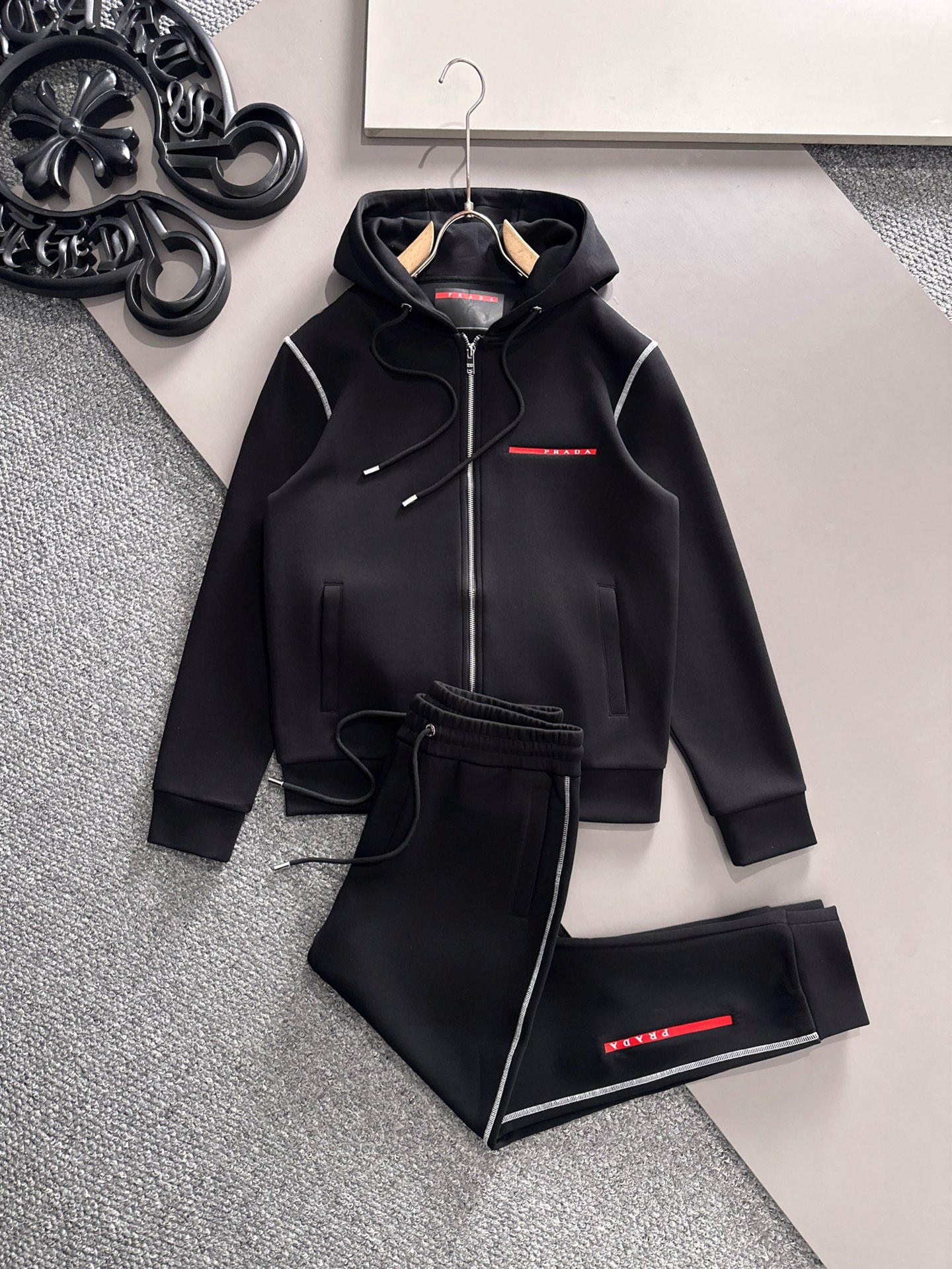 NO:513680,Counter [Prad..Prad..] A set of sales 2025 early autumn new casual set!  Celebrities’ favorite fashion casual suit, simple and generous, spliced ​​fabric design, classic silicone red strip webbing logo three-dimensional embroidery craftsmanship!  Clean and neat tailored, full of urban style. It is available for exclusive top custom fabrics, soft and dry, and the upper body has a crisp and stylish effect. The three-dimensional cutting process and the style are all high-standard and appropriate silhouette versions!  It’s not tight, just feel good when you wear it. With so many top-quality raw materials, you can create high-end products with unparalleled value. The first choice for high-end fashion fashion people with a complete range of three standards, and the upper body effect is super good!  Color: Black Number of code M L XL XXL XXXL,,prada,prada,alexander wang19860909专柜【Prad.. 普拉..】一套销售 2025早秋新品休闲套装！明星最爱时装味休闲套装 简单大方 拼接面料设计,经典硅胶红条织带logo立体绣工艺！干净利落剪裁 都市风十足 可供独家顶级定制面料,手感软糯干爽,上身效果挺括有型.立体裁剪工艺,版型上都是高标准,恰当好处的廓型版！又恰恰不紧绷,穿上心情就好,如此众多的顶级原料,打造出价值感无与伦比的高端产品,三标齐全高端潮流时尚人士首选,上身效果超级好看！ 颜色: 黑色  码数M L XL XXL XXXL,,prada,prada,alexander wang,Men's clothing