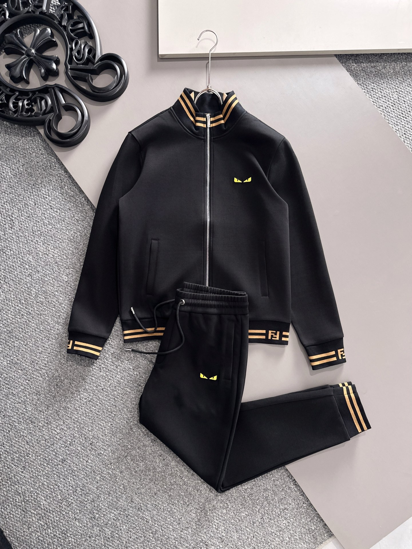 NO:513668,Fendi 2025 Early Autumn New Set, High-quality, Top-level version trading company channel orders, exclusive limited overseas quality, classic is eternal, absolutely worth buying!  This type of suit is also a must-have for lazy people. You don’t have to think about how to match it, just do it easily!  Custom-made fabrics are provided with smooth touch, but they are crisp and stylish, with a full texture on the upper body!  The overall style is simple and generous without losing style, with a strong sense of upper body, absolutely at the forefront of fashion, very comfortable to wear, no need to say much about the style and cutting of pants, the upper body is exquisite and vivid, and the truly palace-level casual trousers can be competent for various occasions whether they are sports or casual. It is worth recommending Amway, and roaring recommendation!  !  !  Size M—XXXL, fendi,alexander wang19860909芬迪2025早秋新款套装 高品质,顶级版本贸易公司渠道订单,海外精品独家限定发售,经典即永恒,入手绝对值的！这种类型的套装也是懒人必备的一套,不用想怎么搭配,直接一套轻松搞定！客供定制面料,触感顺滑,却又挺括有型,上身质感十足！ 整体简洁大方而不失格调,上身感极强,绝对走在时尚最前端,穿着非常舒适,裤型款式和裁剪亦无需多言,上身精致跃然,真正殿堂级的休闲卫裤,无论是运动还是休闲时候都能胜任各种场合,值得安利,咆哮推荐！！！ 不拆卖尺码M—XXXL,,fendi,alexander wang,Men's clothing