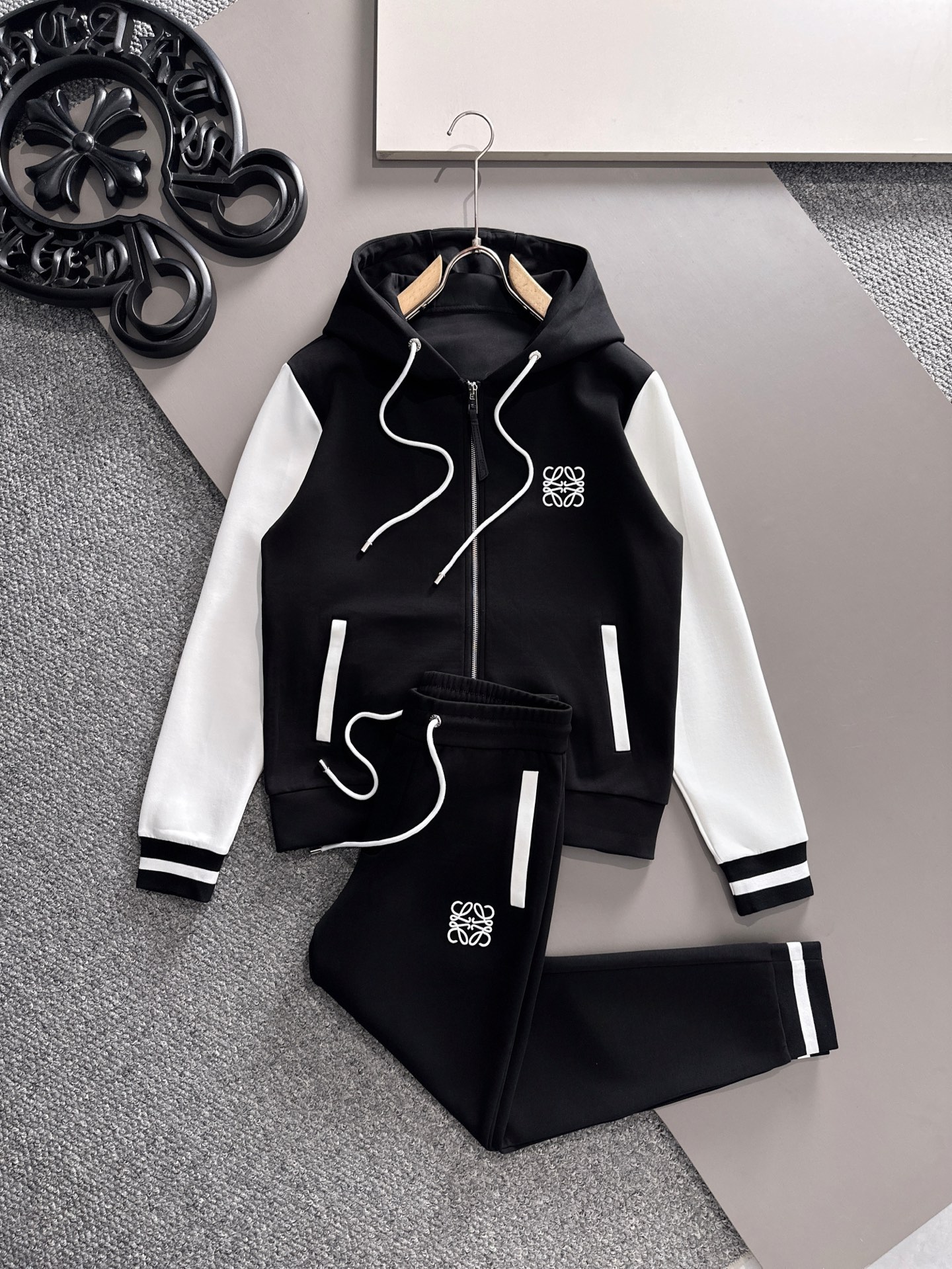 NO:513674,Counter [Loew..] 2025 early autumn new casual set!  The counter is synchronized. The details are exquisite and high-end, and the brand logo embroidery is full of high-end feeling. The contrasting thread of the fixed weaving makes it look younger and more energetic. Custom high-end fabrics are crisp and stylish, comfortable and not tight. The customized metal logo zipper is very classy, ​​and the fixed weaving thread has no color difference and will not deform. The clean and neat tailoring is full of urban style, and it is good to wear it. The first choice for high-end fashion and fashionable people, and the upper body effect is super good!  Code number M-3XL, loewe, alexander wang19860909专柜【Loew..】 2025早秋新款休闲套装！专柜同步.细节精致高级,品牌logo刺绣高级感满满.定织撞色螺纹更显年轻活力,定制高端面料,上身挺括有型,舒适不紧绷.定制金属logo拉链非常有档次,定织螺纹无色差不变形.干净利落的剪裁都市风十足,穿上心情就好,高端潮流时尚人士首选,上身效果超级好看！ 码数M-3XL,,loewe,alexander wang,Men's clothing