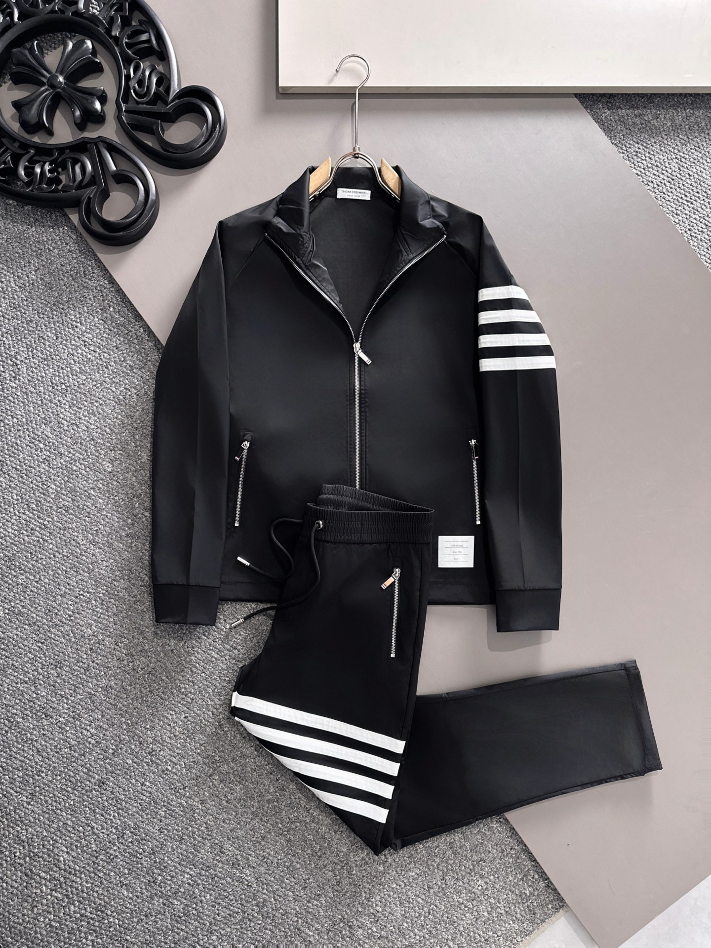 NO:513671,Counter [T.B] Top-notch goods 2025 early autumn counter new TB new casual set!  Fixed fabric!  The details are exquisite and high-end, the exquisite four-bars are full of high-end feeling, new webbing elements, customized high-end fabrics, the upper body is crisp and stylish, comfortable and not tight. The customized metal logo zipper is very classy, ​​and the fixed threads are colorless and do not deform. The clean and neat tailoring is full of urban style, and it is good to wear it. The first choice for high-end fashion and fashionable people, the upper body effect is super good!  Code number M-3XL, alexander wang19860909专柜【T.B】 顶级货 2025早秋专柜新品TB新款休闲套装！定织面料！细节精致高级,精致四杠高级感满满,新款织带元素,定制高端面料,上身挺括有型,舒适不紧绷.定制金属logo拉链非常有档次,定织螺纹无色差不变形.干净利落的剪裁都市风十足,穿上心情就好,高端潮流时尚人士首选,上身效果超级好看！ 码数M-3XL,,alexander wang,Men's clothing