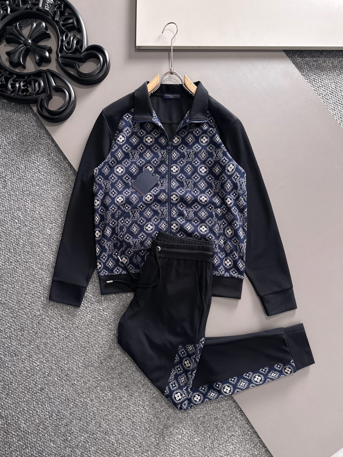 NO:513684,Lv 2025 early autumn new set, high-quality, top-level version trading company channel orders, exclusive limited overseas quality, classic is eternal, absolutely worth buying!  This type of suit is also a must-have for lazy people. You don’t have to think about how to match it, just do it easily!  Custom-made fabrics are provided with smooth touch, but they are crisp and stylish, with a full texture on the upper body!  The overall style is simple and generous without losing style, with a strong sense of upper body, absolutely at the forefront of fashion, very comfortable to wear, no need to say much about the trousers style and cutting, the upper body is exquisite and vivid, and the truly palace-level casual trousers can be competent for various occasions whether they are sports or casual, and they are not sold. Size M—XXXL,,louis vuitton,alexander wang19860909Lv 2025早秋新款套装 高品质,顶级版本贸易公司渠道订单,海外精品独家限定发售,经典即永恒,入手绝对值的！这种类型的套装也是懒人必备的一套,不用想怎么搭配,直接一套轻松搞定！客供定制面料,触感顺滑,却又挺括有型,上身质感十足！ 整体简洁大方而不失格调,上身感极强,绝对走在时尚最前端,穿着非常舒适,裤型款式和裁剪亦无需多言,上身精致跃然,真正殿堂级的休闲卫裤,无论是运动还是休闲时候都能胜任各种场合,不拆卖 尺码M—XXXL,,louis vuitton,alexander wang,Men's clothing