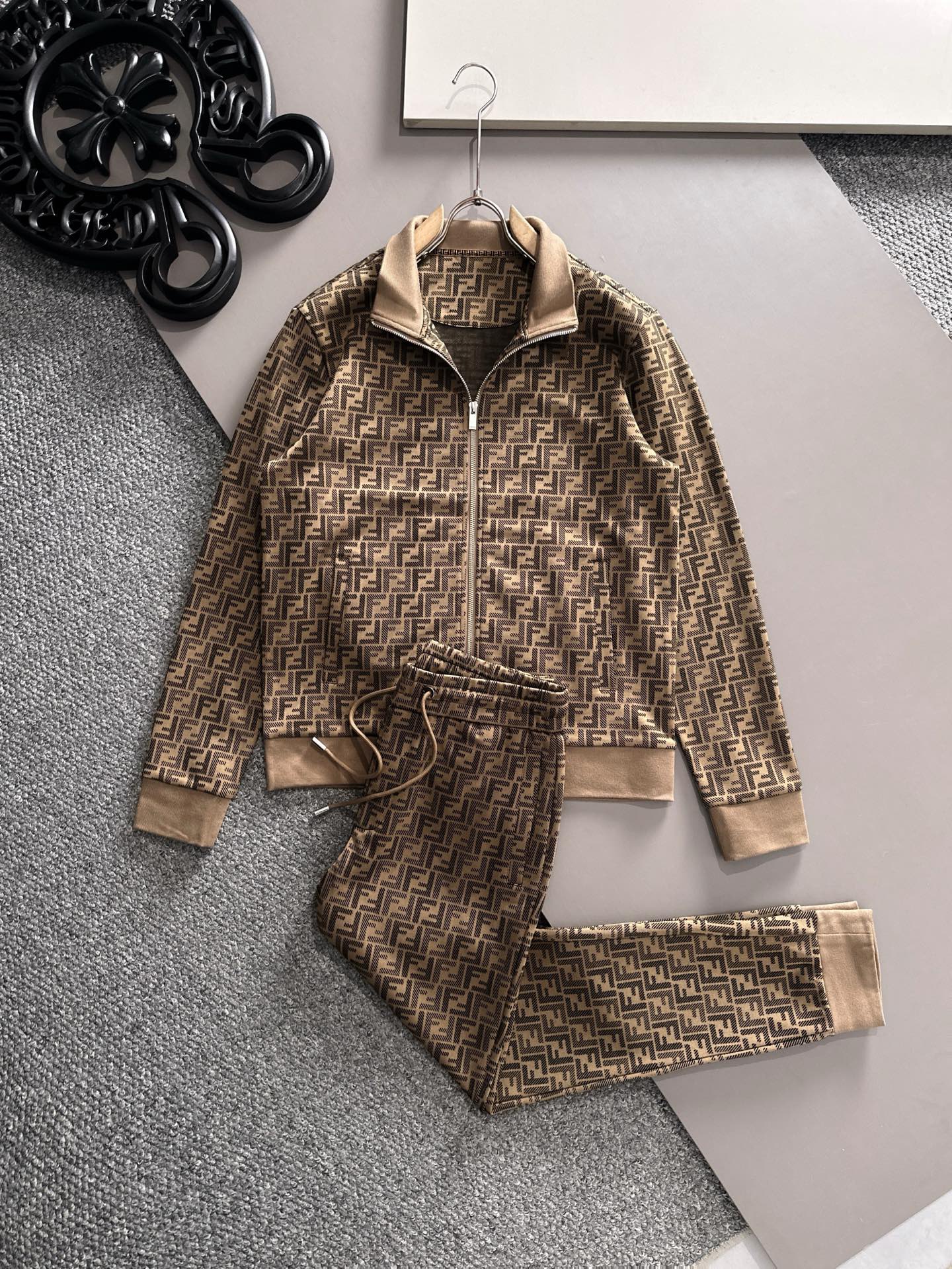 NO:513665,FE**NDI 2025 Early Autumn New Set High-quality, top-level version trading company channel orders, exclusive limited overseas quality, classic is eternal, absolutely worth buying!  This type of suit is also a must-have for lazy people. You don’t have to think about how to match it, just do it easily!  Custom-made fabrics are provided with smooth touch, but they are crisp and stylish, with a full texture on the upper body!  The overall style is simple and generous without losing style, with a strong sense of upper body, absolutely at the forefront of fashion, very comfortable to wear, no need to say much about the trousers style and cutting, the upper body is exquisite and vivid, and the truly palace-level casual trousers can be competent for various occasions whether they are sports or casual, and they are not sold. Size M—XXXL, alexander wang19860909FE**NDI 芬**迪 2025早秋新款套装 高品质,顶级版本贸易公司渠道订单,海外精品独家限定发售,经典即永恒,入手绝对值的！这种类型的套装也是懒人必备的一套,不用想怎么搭配,直接一套轻松搞定！客供定制面料,触感顺滑,却又挺括有型,上身质感十足！ 整体简洁大方而不失格调,上身感极强,绝对走在时尚最前端,穿着非常舒适,裤型款式和裁剪亦无需多言,上身精致跃然,真正殿堂级的休闲卫裤,无论是运动还是休闲时候都能胜任各种场合,不拆卖 尺码M—XXXL,,alexander wang,Men's clothing