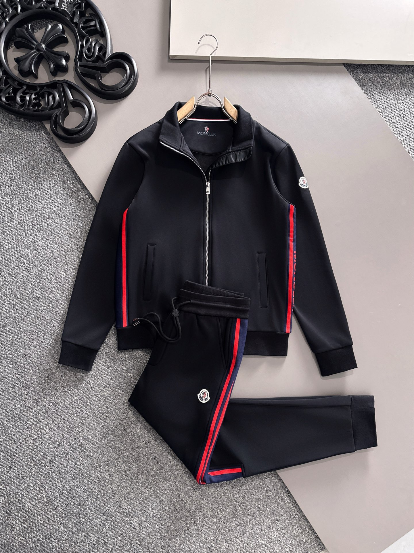 NO:513686,Counter【Moncle...】added velvet suit!  Top version 2025 autumn and winter new casual set!  Celebrities’ favorite fashion-flavored casual suits, simple and generous, custom webbing design for counters, craft design!  Clean and neat tailored, full of urban style. It is available for exclusive top custom fabrics, soft and dry, and the upper body has a crisp and stylish effect. The three-dimensional cutting process and the style are all high-standard and appropriate silhouette versions!  It’s not tight, just feel good when you wear it. With so many top-quality raw materials, you can create high-end products with unparalleled value. The first choice for high-end fashion fashion people with a complete range of three standards, and the upper body effect is super good!  Color black code number M-3XL, alexander wang19860909专柜【Moncle...】加绒套装！ 顶级版本 2025秋冬新品休闲套装！明星最爱时装味休闲套装 简单大方 专柜定制织带设计 工艺设计！干净利落剪裁 都市风十足 可供独家顶级定制面料,手感软糯干爽,上身效果挺括有型.立体裁剪工艺,版型上都是高标准,恰当好处的廓型版！又恰恰不紧绷,穿上心情就好,如此众多的顶级原料,打造出价值感无与伦比的高端产品,三标齐全高端潮流时尚人士首选,上身效果超级好看！ 颜色黑色 码数M-3XL,,alexander wang,Men's clothing