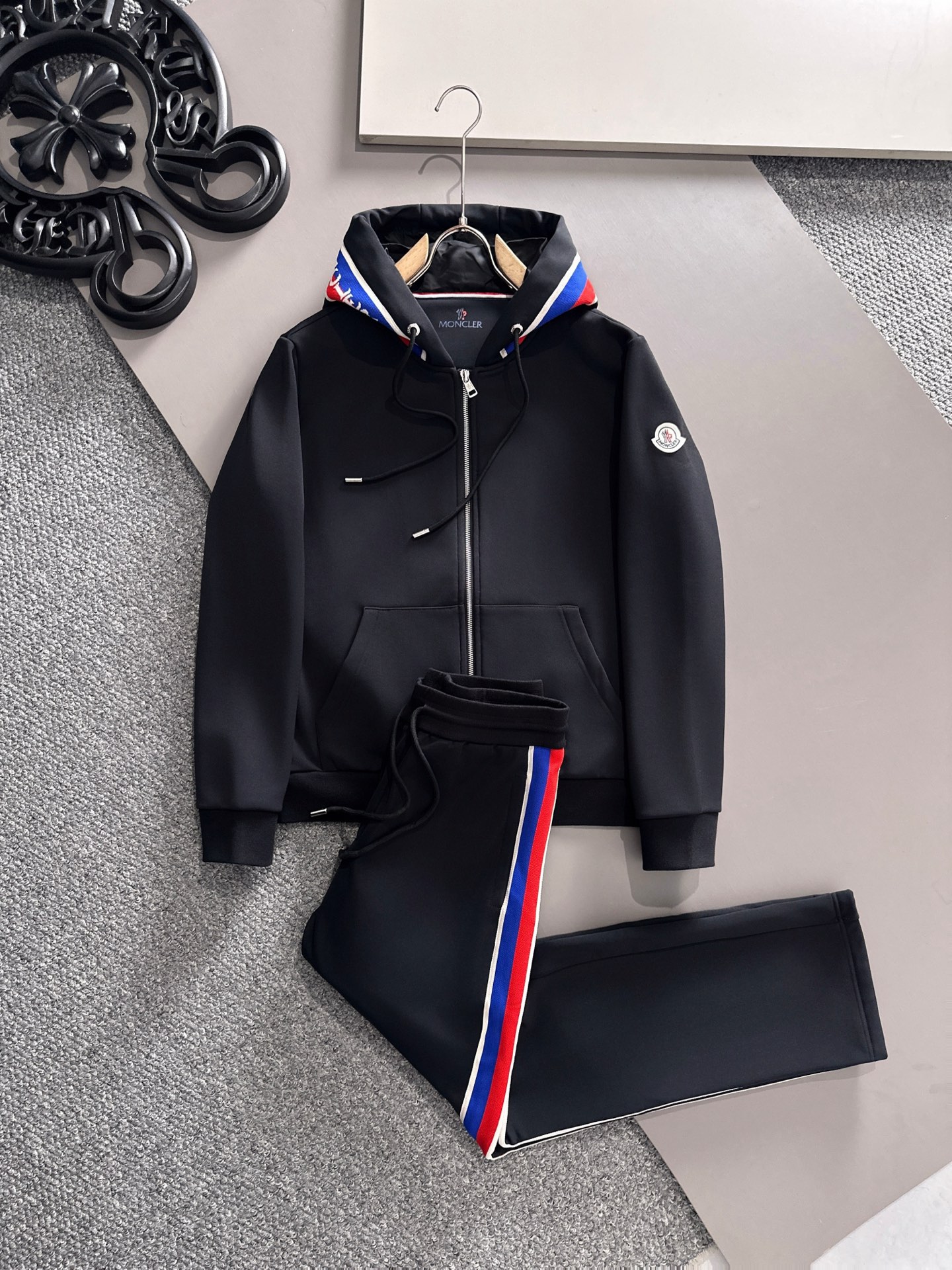 NO:513669,Counter【Moncle...】added velvet suit!  Top version 2025 autumn and winter new casual set!  Celebrities’ favorite fashion-flavored casual suits, simple and generous, custom webbing design for counters, craft design!  Clean and neat tailored, full of urban style. It is available for exclusive top custom fabrics, soft and dry, and the upper body has a crisp and stylish effect. The three-dimensional cutting process and the style are all high-standard and appropriate silhouette versions!  It’s not tight, just feel good when you wear it. With so many top-quality raw materials, you can create high-end products with unparalleled value. The first choice for high-end fashion fashion people with a complete range of three standards, and the upper body effect is super good!  Color black code number M-3XL, alexander wang19860909专柜【Moncle...】加绒套装！ 顶级版本 2025秋冬新品休闲套装！明星最爱时装味休闲套装 简单大方 专柜定制织带设计 工艺设计！干净利落剪裁 都市风十足 可供独家顶级定制面料,手感软糯干爽,上身效果挺括有型.立体裁剪工艺,版型上都是高标准,恰当好处的廓型版！又恰恰不紧绷,穿上心情就好,如此众多的顶级原料,打造出价值感无与伦比的高端产品,三标齐全高端潮流时尚人士首选,上身效果超级好看！ 颜色黑色 码数M-3XL,,alexander wang,Men's clothing