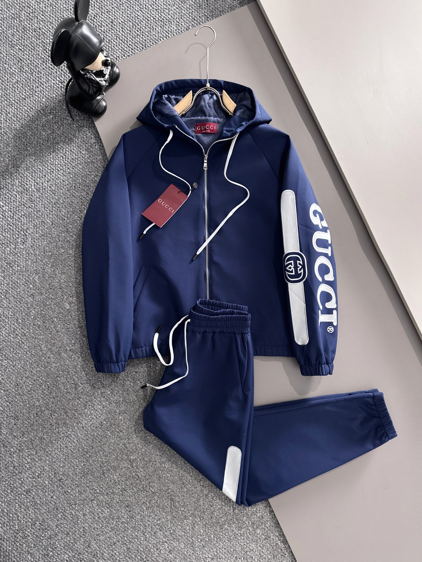 NO:519233,Gucci* casual set style 2025 autumn and winter style top imported private goods, high-end splicing hooded set custom hardware to create multi-zipper multi-pocket design set, the counter style is fashionable and luxurious, the quality is unquestionable, the upper body effect is excellent, the same style on the luxury official website, style counter size M-3XL,,gucci,gucci,hats,alexander wang19860909古驰 Gucci*休闲套装版型 2025秋冬款顶级进口私货,高端拼接连帽套装定制五金打造多拉链多口袋设计套装,专柜款时尚不失奢华 品质毋庸置疑 上身效果超赞,奢华官网同款 款式专柜尺码M-3XL,,gucci,gucci,hats,alexander wang,Men's clothing