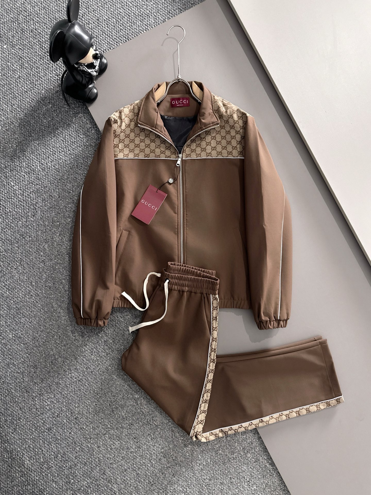 NO:519235,Gucci* casual set style 2025 autumn and winter style top imported private goods, high-end splicing suit, customized hardware to create multi-zipper multi-pocket design set, the counter style is fashionable and luxurious, the quality is unquestionable, the upper body effect is excellent, the same style on the luxury official website, style counter size M-3XL,,gucci,gucci,alexander wang19860909古驰 Gucci*休闲套装版型 2025秋冬款顶级进口私货,高端拼接套装,定制五金打造多拉链多口袋设计套装,专柜款时尚不失奢华 品质毋庸置疑 上身效果超赞,奢华官网同款 款式专柜尺码M-3XL,,gucci,gucci,alexander wang,Men's clothing