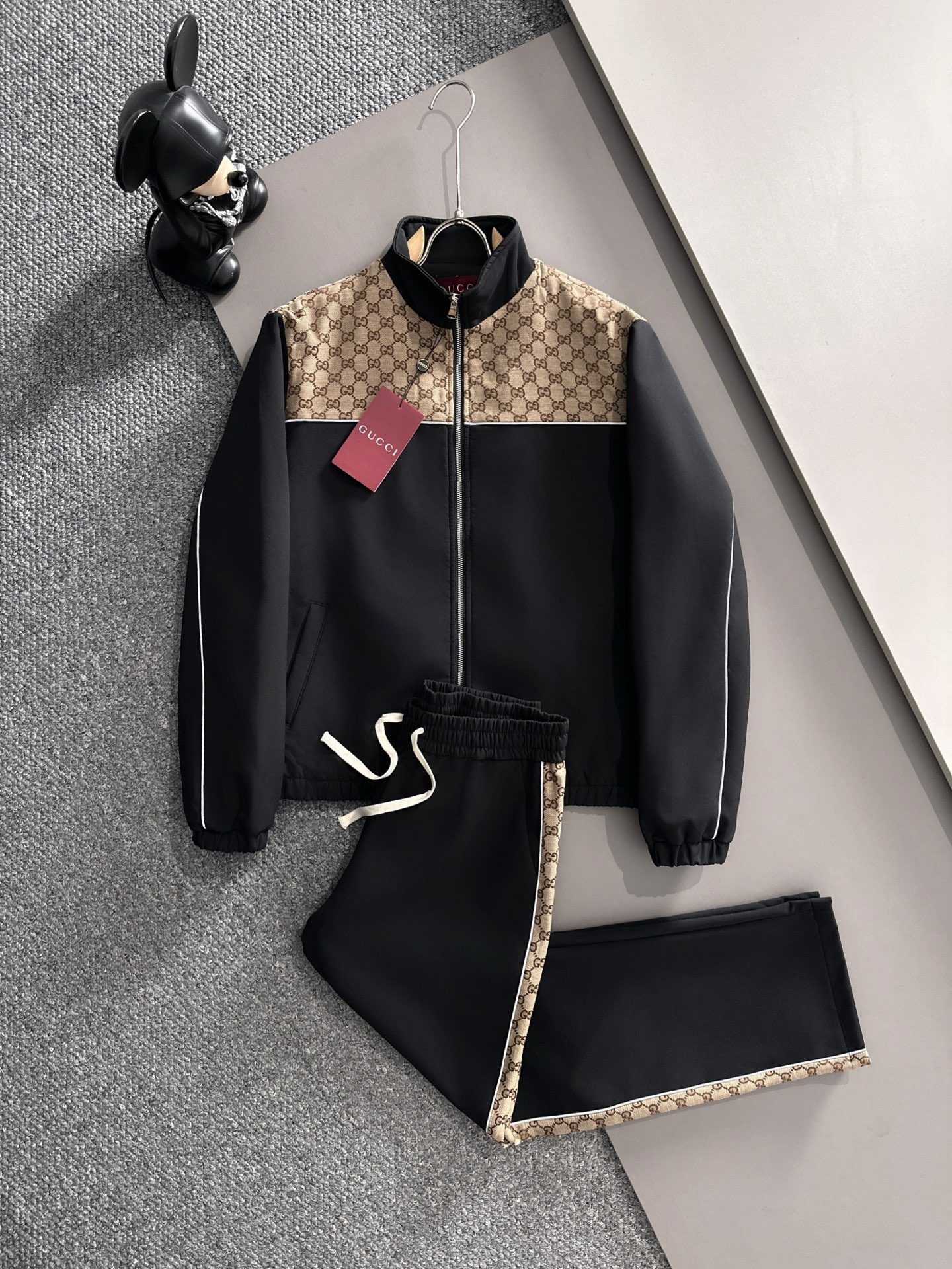 NO:566121,Gucci* Casual Suit Style Top-notch imported private goods for autumn and winter, high-end splicing suit, customized hardware to create a multi-zipper and multi-pocket design suit, counter model is fashionable yet luxurious. The quality is unquestionable. The upper body effect is great, the same style as the luxury official website. Style counter size M-3XL,,gucci,gucci,alexander wang19860909古驰 Gucci*休闲套装版型 秋冬款顶级进口私货,高端拼接套装,定制五金打造多拉链多口袋设计套装,专柜款时尚不失奢华 品质毋庸置疑 上身效果超赞,奢华官网同款 款式专柜尺码M-3XL,,gucci,gucci,alexander wang,Men's clothing