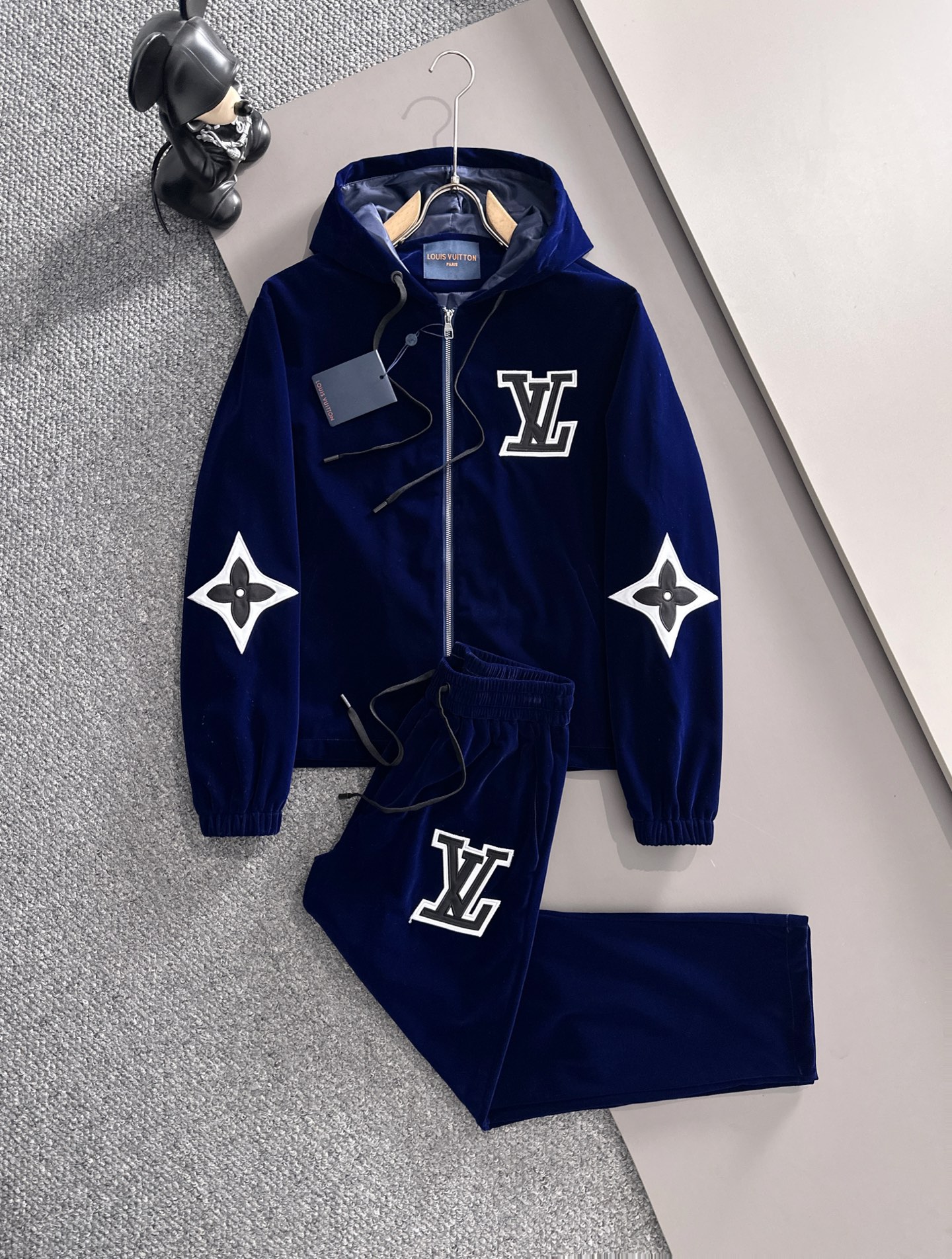 NO:519229,LV Donkey* Casual Set Style 2025 Fall and Winter Style Top Imported Private Products, High-end Splicing Hood Set Customized Hardware Creates Multi-zipper Multi-Pocket Design Set, The counter style is fashionable and luxurious, the quality is unquestionable, the upper body effect is excellent, the same style on the luxury official website. Style counter size M-3XL,,louis vuitton,louis vuitton,louis vuitton,hats,alexander wang19860909LV 驴家*休闲套装版型 2025秋冬款顶级进口私货,高端拼接连帽套装定制五金打造多拉链多口袋设计套装,专柜款时尚不失奢华 品质毋庸置疑 上身效果超赞,奢华官网同款 款式专柜尺码M-3XL,,louis vuitton,louis vuitton,louis vuitton,hats,alexander wang,Men's clothing