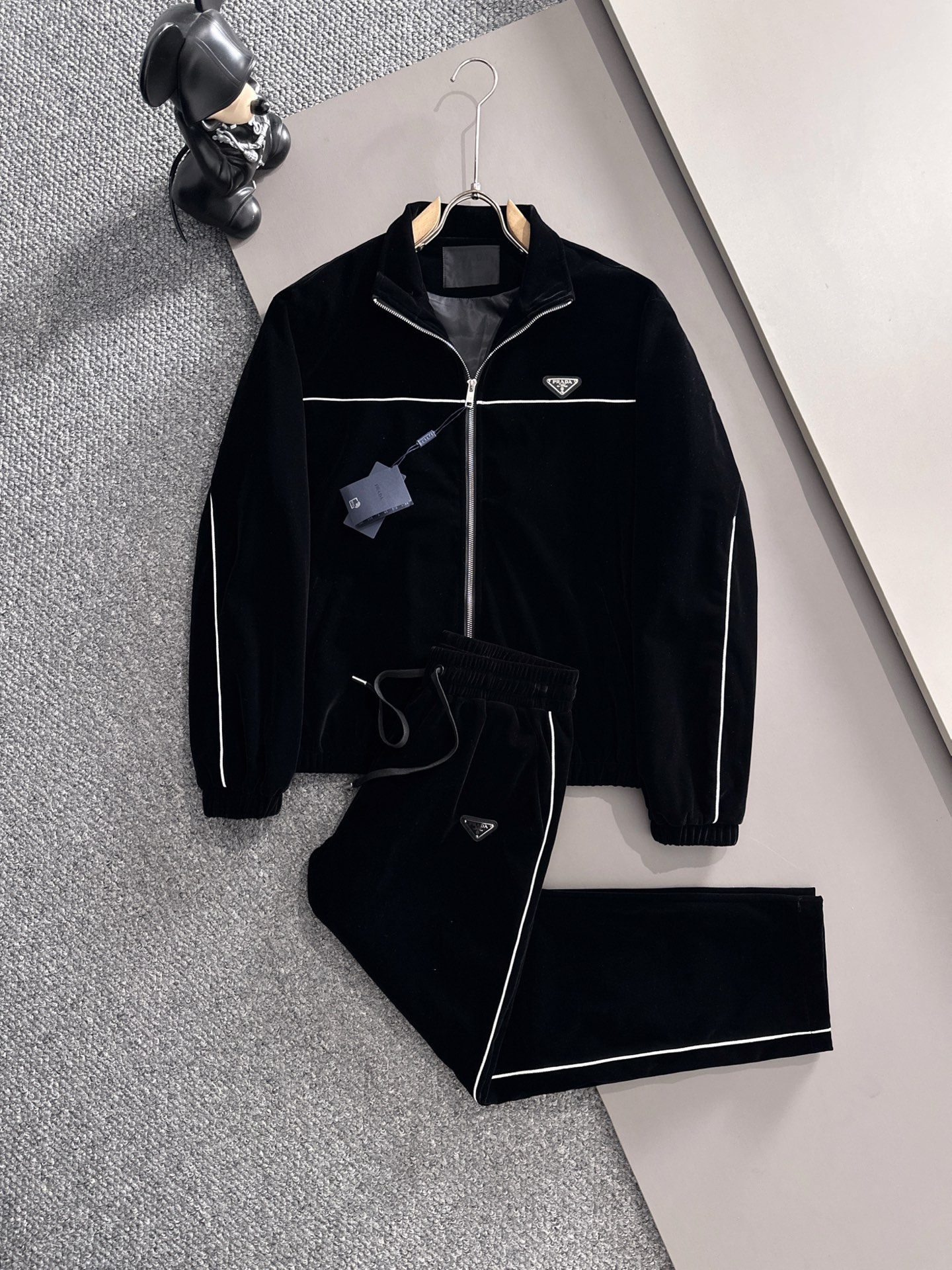 NO:566126,Prada Prada* casual velvet suit version. Autumn and winter top imported private goods, high-end splicing suit, customized hardware to create a multi-zipper and multi-pocket design suit. The counter version is fashionable yet luxurious. The quality is unquestionable. The upper body effect is great, the same style on the luxury official website. Style counter size M-3XL,, prada, prada, alexander wang19860909普拉达 Prada*休闲丝绒套装版型 秋冬款顶级进口私货,高端拼接套装,定制五金打造多拉链多口袋设计套装,专柜款时尚不失奢华 品质毋庸置疑 上身效果超赞,奢华官网同款 款式专柜尺码M-3XL,,prada,prada,alexander wang,Men's clothing