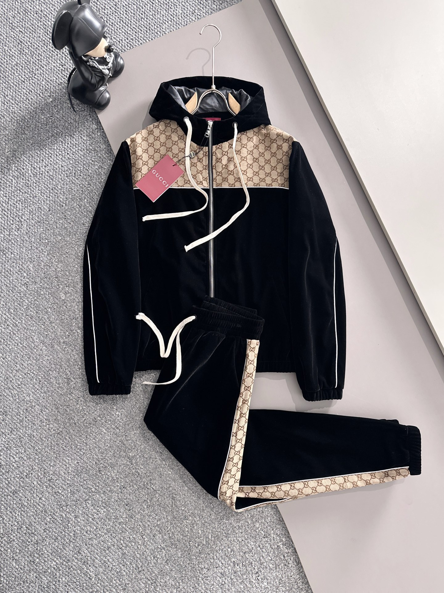 NO:566111,Gucci* casual velvet suit version, top imported private goods for autumn and winter, high-end spliced ​​hooded suit with customized hardware to create a multi-zipper and multi-pocket design suit, the counter version is fashionable yet luxurious, the quality is unquestionable, the upper body effect is great, the same style on the luxury official website, style counter size M-3XL,,gucci,gucci,hats,alexander wang19860909古驰 Gucci*休闲丝绒套装版型 秋冬款顶级进口私货,高端拼接连帽套装定制五金打造多拉链多口袋设计套装,专柜款时尚不失奢华 品质毋庸置疑 上身效果超赞,奢华官网同款 款式专柜尺码M-3XL,,gucci,gucci,hats,alexander wang,Men's clothing