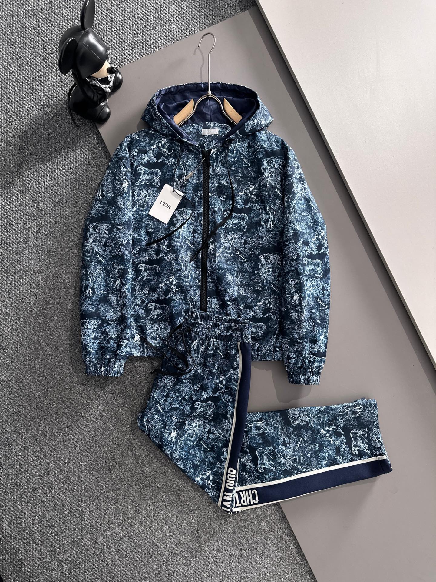 NO:519237,Dior* casual set style 2025 autumn and winter style top imported private goods, high-end splicing hooded set custom hardware to create multi-zipper multi-pocket design set, the counter style is fashionable and luxurious, the quality is unquestionable, the upper body effect is excellent, the same style on the luxury official website, style counter size M-3XL,,dior,dior,hats,alexander wang19860909迪奥 Dior*休闲套装版型 2025秋冬款顶级进口私货,高端拼接连帽套装定制五金打造多拉链多口袋设计套装,专柜款时尚不失奢华 品质毋庸置疑 上身效果超赞,奢华官网同款 款式专柜尺码M-3XL,,dior,dior,hats,alexander wang,Men's clothing