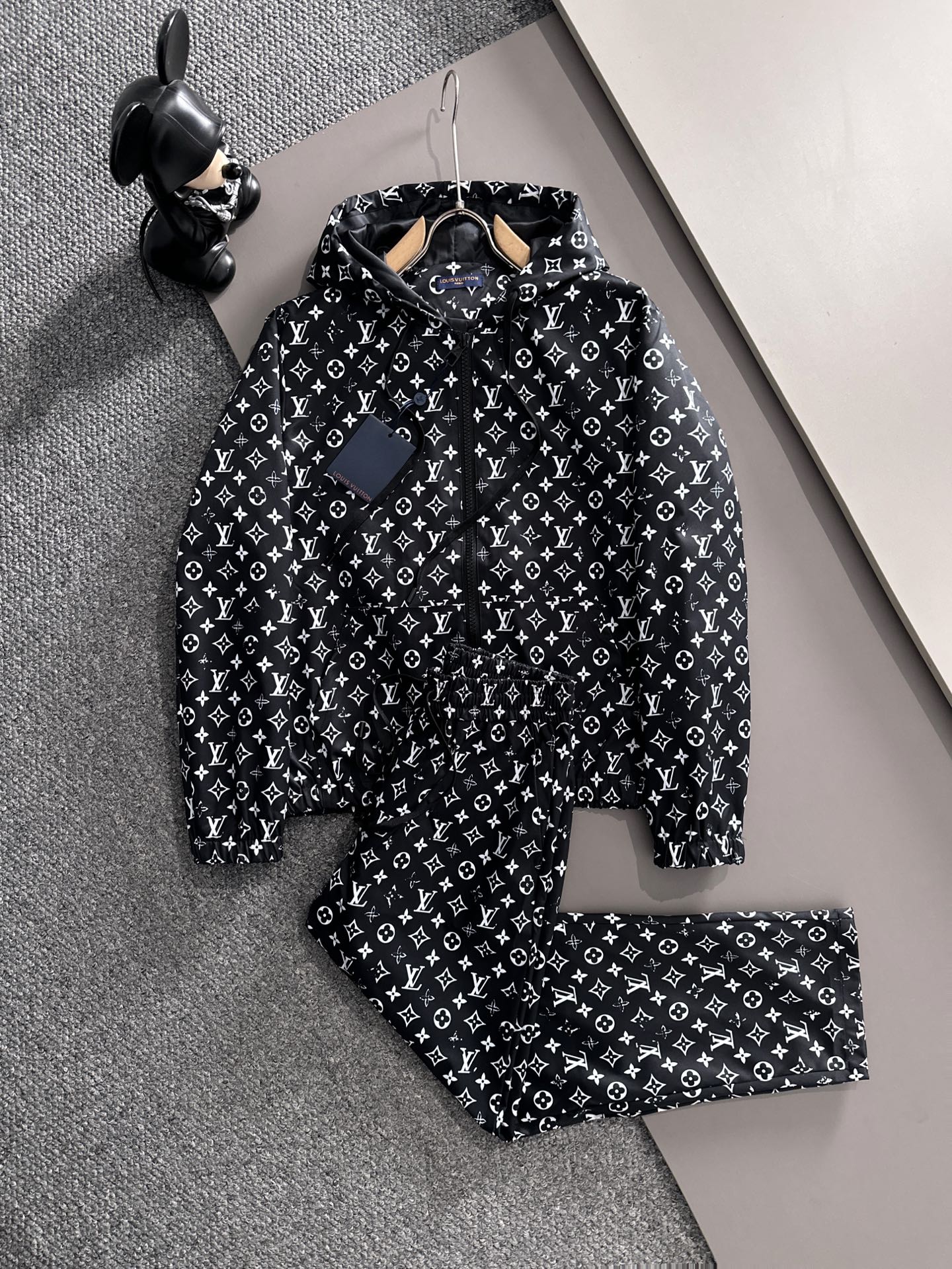 NO:566128,LV Lujia* casual suit version, top imported private goods for autumn and winter, high-end spliced ​​hooded suit with customized hardware to create a multi-zipper and multi-pocket design suit, the counter version is fashionable yet luxurious. The quality is unquestionable. The upper body effect is great, the same style as the luxury official website. Style counter size M-3XL,, louis vuitton, louis vuitton, louis vuitton, hats, alexander wang19860909LV 驴家*休闲套装版型 秋冬款顶级进口私货,高端拼接连帽套装定制五金打造多拉链多口袋设计套装,专柜款时尚不失奢华 品质毋庸置疑 上身效果超赞,奢华官网同款 款式专柜尺码M-3XL,,louis vuitton,louis vuitton,louis vuitton,hats,alexander wang,Men's clothing