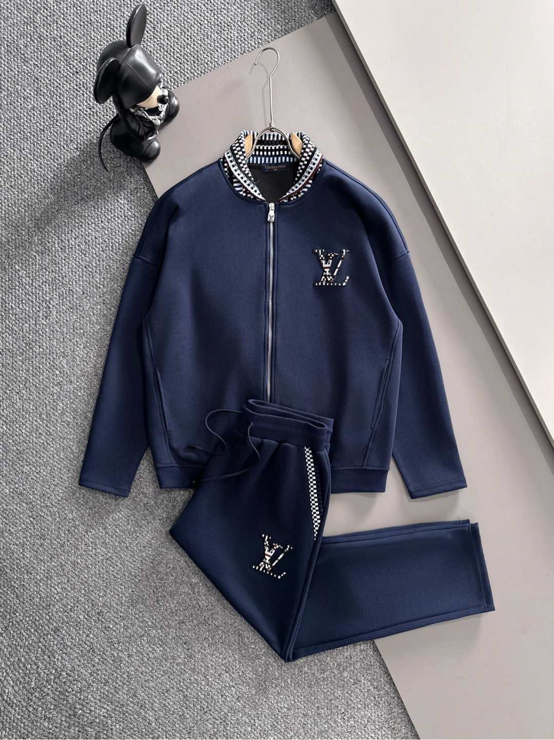 NO:624921,LV Louis Vuitton* Suit version Top-notch splicing suit webbing jacquard zipper casual pants, logo embroidered classic black and white webbing fusion versatile counter suit, customized fabrics top-notch precision craftsmanship and fusion accessories, classic 3-standard complete jacket, trendy men's fashion, both upper body comfort and unparalleled existence Size M-3XL,, louis vuitton, louis vuitton, jackets & coats, alexander wang19860909LV 路易威登* 套装版型 顶级拼接套装织带提花拉链款休闲裤,logo绣花经典黑白织带融合百搭专柜款套装,定制面料顶级精工制做融合辅料打造,经典3标齐全外套,潮男时尚,无论是上身舒适度还是都是无可比拟的存在 码数M-3XL,,louis vuitton,louis vuitton,jackets & coats,alexander wang,Men's clothing