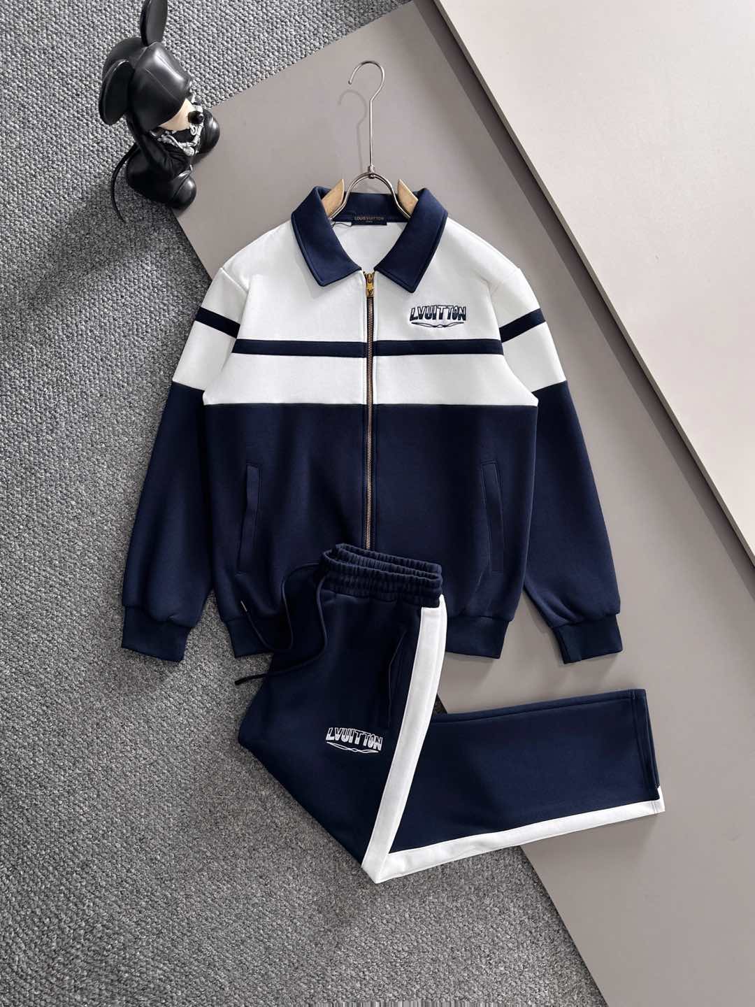 NO:656972,LV Louis Vuitton* Suit version Top-notch splicing suit webbing jacquard zipper casual pants, logo embroidered classic black and white webbing fusion versatile counter suit, custom fabrics top-notch fine craftsmanship and fusion accessories, classic 3 standard complete jacket, trendy men's fashion, both upper body comfort and unparalleled existence Size M-3XL,, louis vuitton, louis vuitton, jackets & coats, alexander wang19860909LV 路易威登* 套装版型 顶级拼接套装织带提花拉链款休闲裤,logo绣花经典黑白织带融合百搭专柜款套装,定制面料顶级精工制做融合辅料打造,经典3标齐全外套,潮男时尚,无论是上身舒适度还是都是无可比拟的存在 码数M-3XL,,louis vuitton,louis vuitton,jackets & coats,alexander wang,Men's clothing