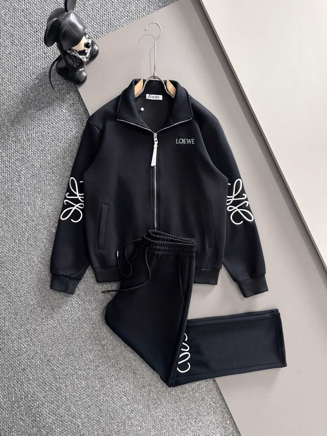 NO:539357,Loewe* suit style Top splicing suit webbing jacquard zipper casual pants, logo embroidered classic black and white webbing fusion versatile counter style set, custom fabric top-quality precision made fusion auxiliary materials, classic 3-standard full jacket, trendy men's fashion, both comfortable and incomparable, code number M-3XL, loewe, loewe, jackets & coats, alexander wang19860909罗意威 Loewe* 套装版型 顶级拼接套装织带提花拉链款休闲裤,logo绣花经典黑白织带融合百搭专柜款套装,定制面料顶级精工制做融合辅料打造,经典3标齐全外套,潮男时尚,无论是上身舒适度还是都是无可比拟的存在 码数M-3XL,,loewe,loewe,jackets & coats,alexander wang,Men's clothing