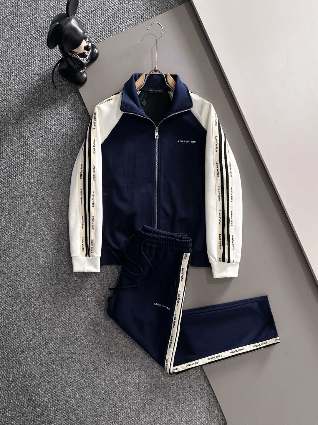 NO:656930,LV Louis Vuitton* Suit version Top-notch splicing suit webbing jacquard zipper casual pants, logo embroidered classic black and white webbing fusion versatile counter suit, custom fabrics top-notch fine craftsmanship and fusion accessories, classic 3 standard complete jacket, trendy men's fashion, both upper body comfort and unparalleled existence Size M-3XL,, louis vuitton, louis vuitton, jackets & coats, alexander wang19860909LV 路易威登* 套装版型 顶级拼接套装织带提花拉链款休闲裤,logo绣花经典黑白织带融合百搭专柜款套装,定制面料顶级精工制做融合辅料打造,经典3标齐全外套,潮男时尚,无论是上身舒适度还是都是无可比拟的存在 码数M-3XL,,louis vuitton,louis vuitton,jackets & coats,alexander wang,Men's clothing