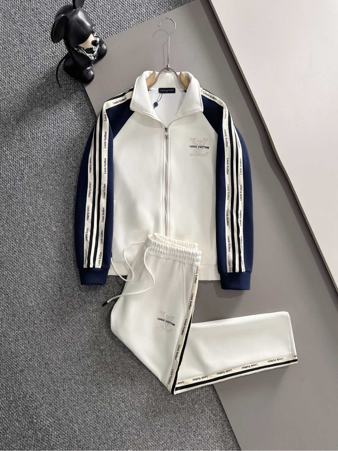 NO:656935,LV Louis Vuitton* Suit version Top-notch splicing suit webbing jacquard zipper casual pants, logo embroidered classic black and white webbing fusion versatile counter suit, custom fabrics top-notch fine craftsmanship and fusion accessories, classic 3 standard complete jacket, trendy men's fashion, both upper body comfort and unparalleled existence Size M-3XL,, louis vuitton, louis vuitton, jackets & coats, alexander wang19860909LV 路易威登* 套装版型 顶级拼接套装织带提花拉链款休闲裤,logo绣花经典黑白织带融合百搭专柜款套装,定制面料顶级精工制做融合辅料打造,经典3标齐全外套,潮男时尚,无论是上身舒适度还是都是无可比拟的存在 码数M-3XL,,louis vuitton,louis vuitton,jackets & coats,alexander wang,Men's clothing