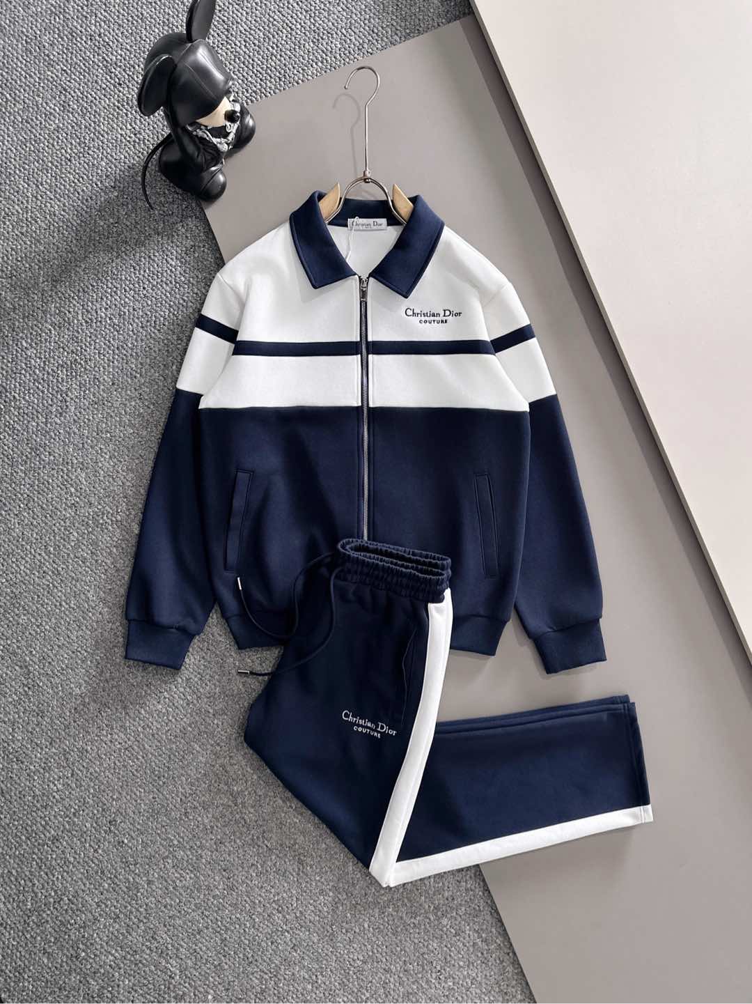 NO:656925,Dior* suit version, top splicing suit with jacquard zipper casual pants, classic black and white ribbon with logo embroidery, versatile counter suit, custom made fabrics with top precision and fusion accessories, classic 3-standard complete jacket, trendy men's fashion, unparalleled in terms of upper body comfort and size M-3XL,, dior, dior, jackets & coats, alexander wang19860909迪奥 Dior* 套装版型 顶级拼接套装织带提花拉链款休闲裤,logo绣花经典黑白织带融合百搭专柜款套装,定制面料顶级精工制做融合辅料打造,经典3标齐全外套,潮男时尚,无论是上身舒适度还是都是无可比拟的存在 码数M-3XL,,dior,dior,jackets & coats,alexander wang,Men's clothing