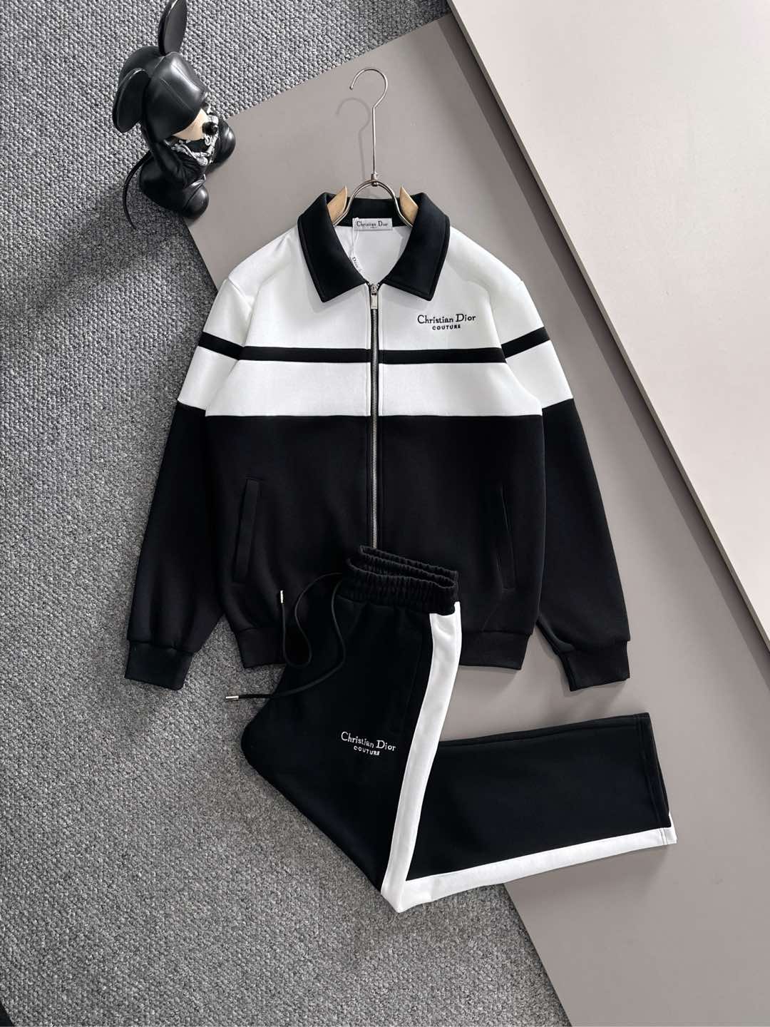 NO:525401,Dior casual suit style 2025 autumn and winter style top imported private goods, high-end splicing set custom hardware to create multi-zipper multi-pocket design set, the counter style is fashionable and luxurious, the quality is unquestionable, the upper body effect is excellent, the same style on the luxury official website, style counter size M-3XL,,dior,dior,alexander wang19860909Dior 迪奥休闲套装版型 2025秋冬款顶级进口私货,高端拼接套装定制五金打造多拉链多口袋设计套装,专柜款时尚不失奢华 品质毋庸置疑 上身效果超赞,奢华官网同款 款式专柜尺码M-3XL,,dior,dior,alexander wang,Men's clothing